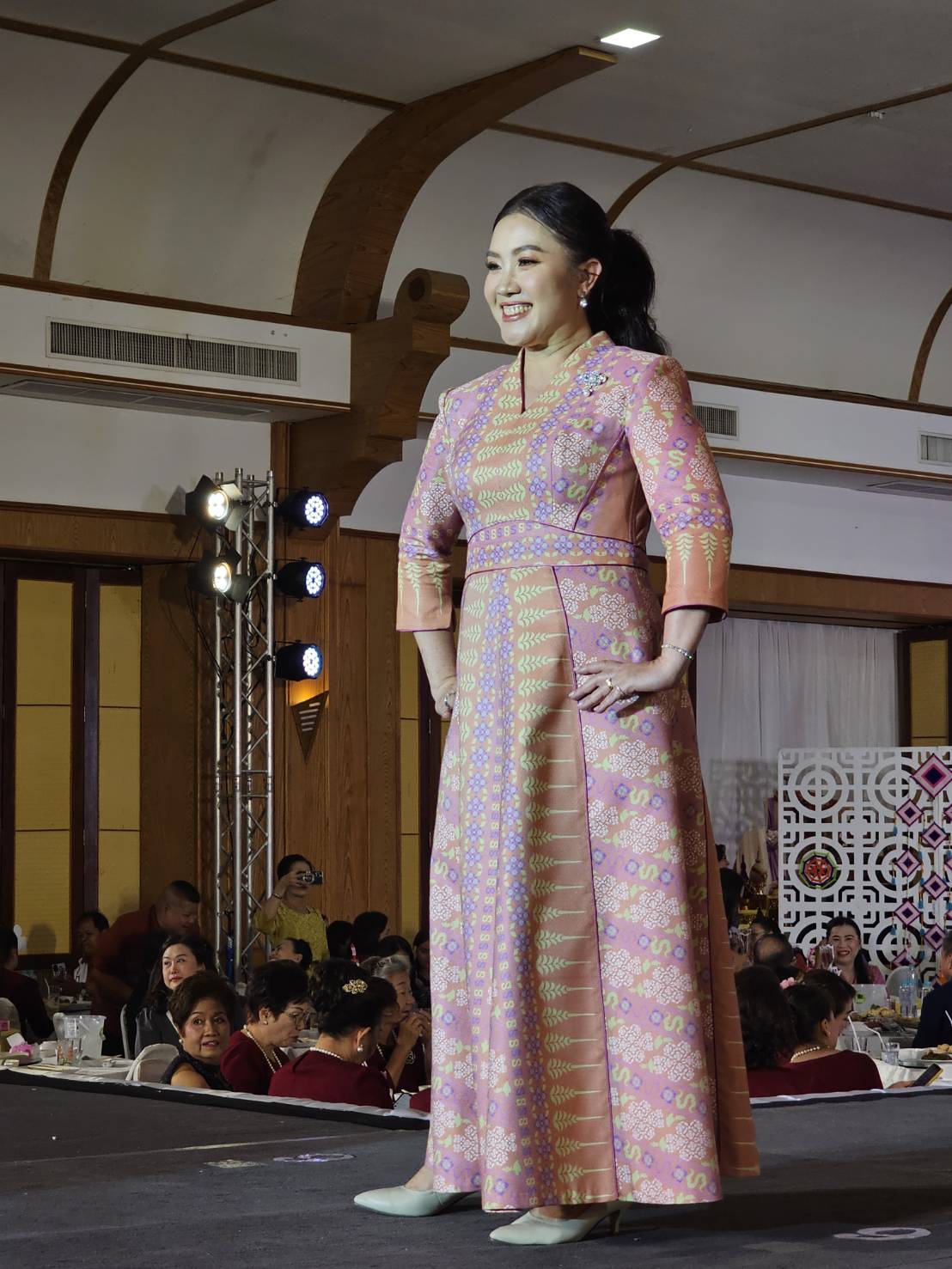 เวทีลุ่มน้ำโขงลุกเป็นไฟ! หนองคายจัดเดินแบบแฟชั่นโชว์ผ้าไทยสุดยิ่งใหญ่ สืบสานภูมิปัญญาท้องถิ่น “เสน่ห์อาภรณ์พรรณราย หนองคาย มนต์แห่งลุ่มน้ำโขง”