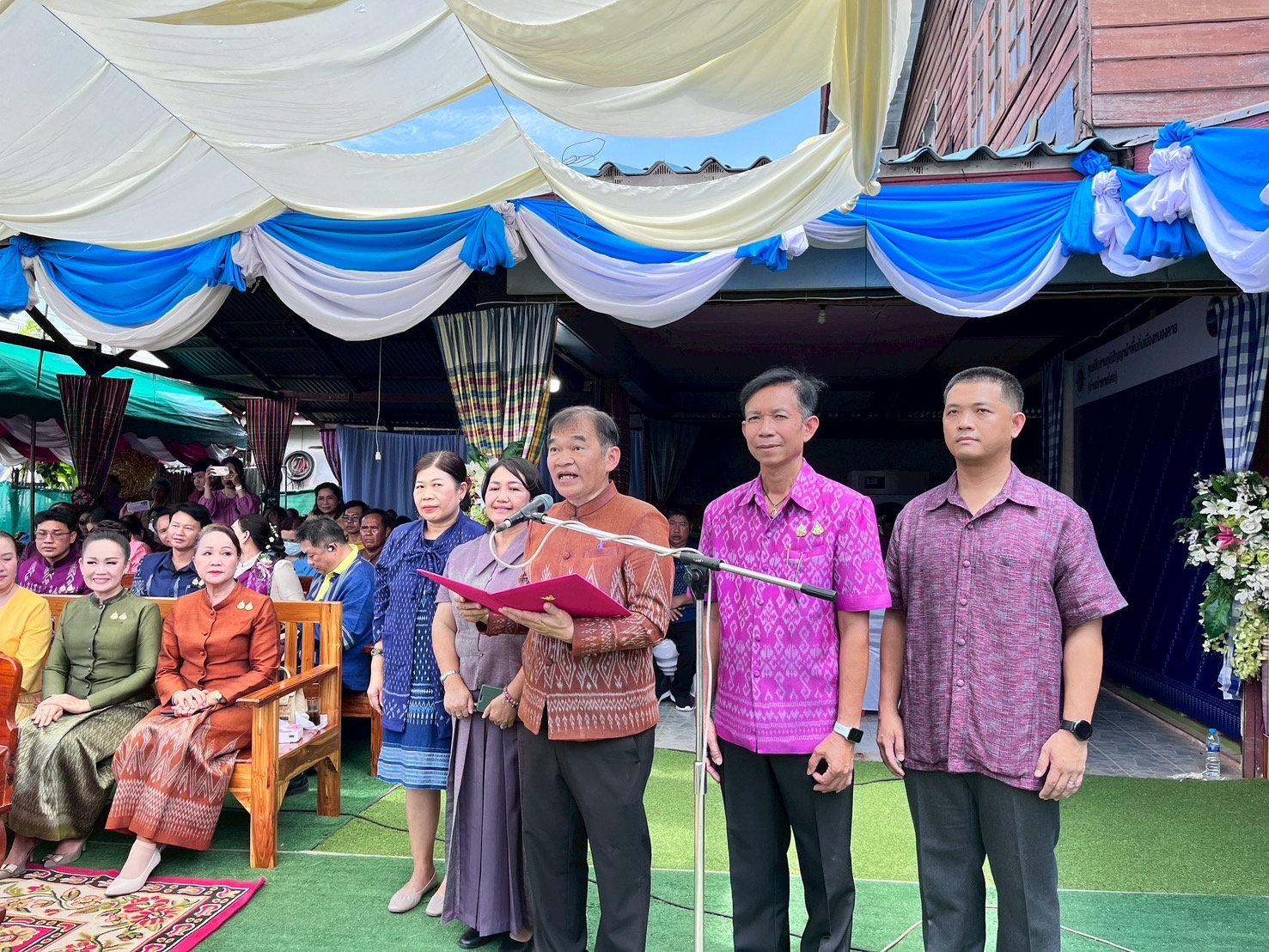 พช.หนองคาย เปิดตัวศูนย์สืบสานภูมิปัญญาผ้าพื้นถิ่นบ้านท่าหายโศก ภายใต้โครงการสืบสานภูมิปัญญา พัฒนาเศรษฐกิจฐานรากสู่ความยั่งยืน กิจกรรมที่ 1 สืบสานภูมิปัญญาผ้าพื้นถิ่น “พญานาคา” สู่ความยั่งยืน