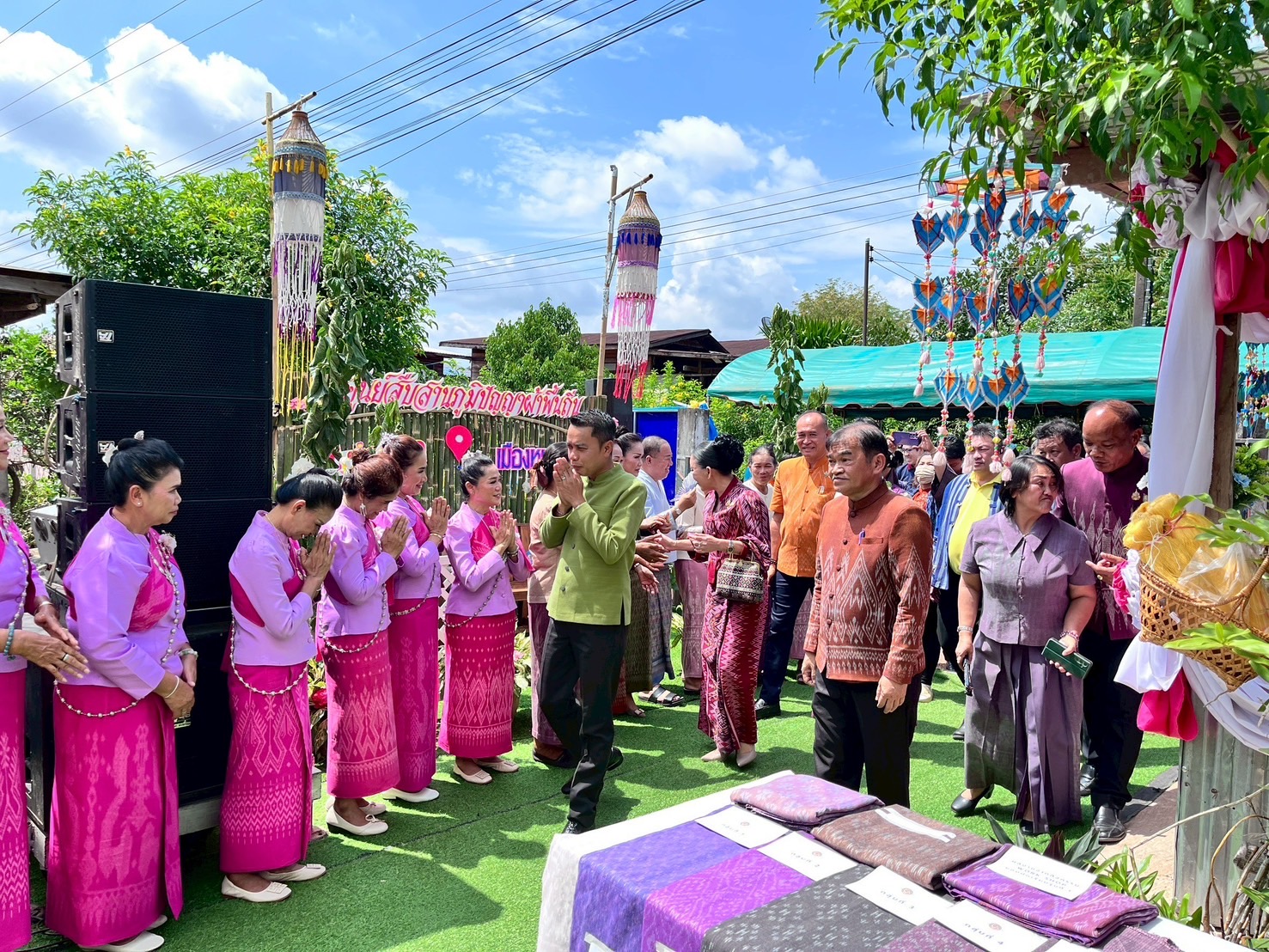 พช.หนองคาย เปิดตัวศูนย์สืบสานภูมิปัญญาผ้าพื้นถิ่นบ้านท่าหายโศก ภายใต้โครงการสืบสานภูมิปัญญา พัฒนาเศรษฐกิจฐานรากสู่ความยั่งยืน กิจกรรมที่ 1 สืบสานภูมิปัญญาผ้าพื้นถิ่น “พญานาคา” สู่ความยั่งยืน
