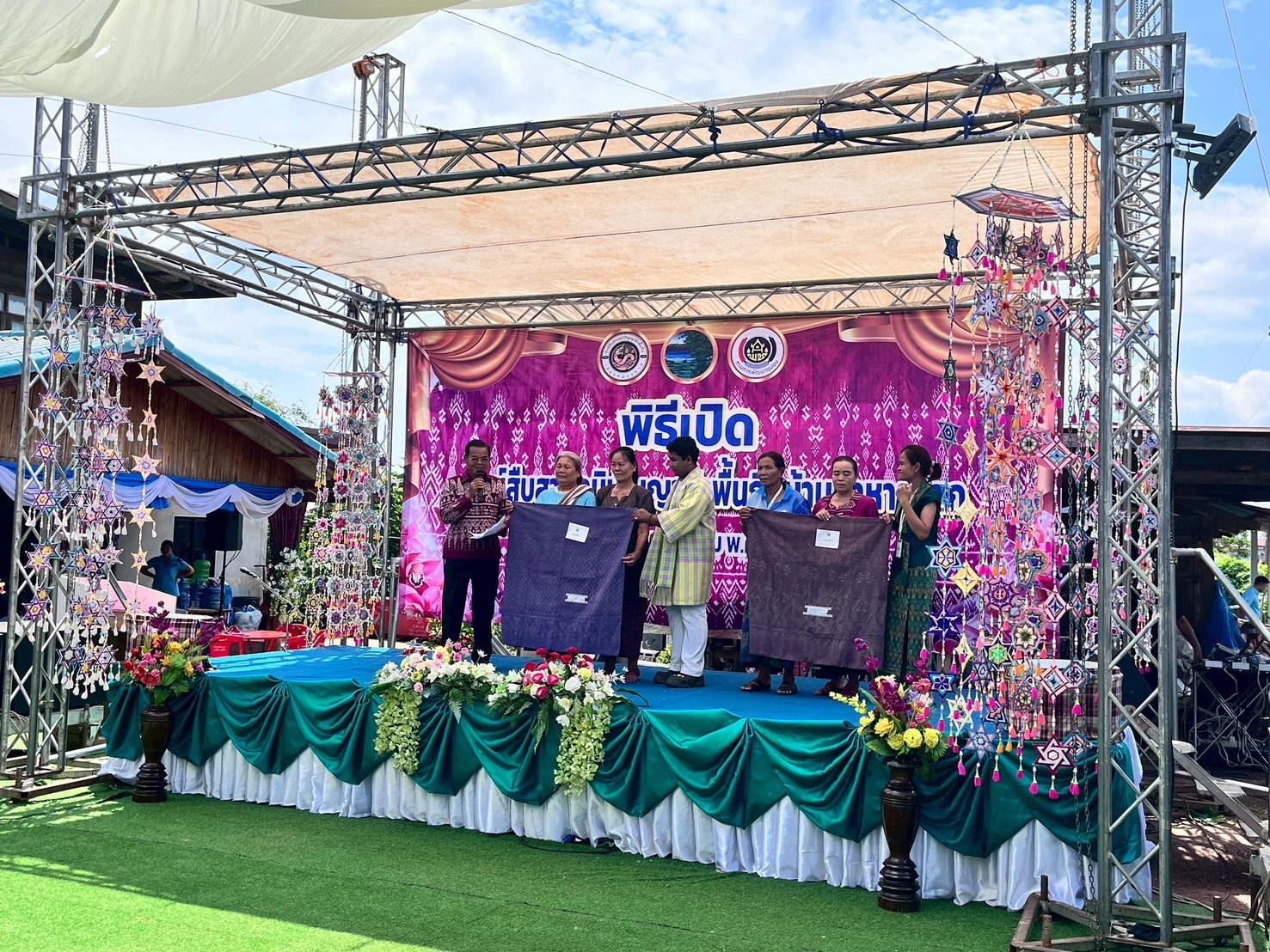 พช.หนองคาย เปิดตัวศูนย์สืบสานภูมิปัญญาผ้าพื้นถิ่นบ้านท่าหายโศก ภายใต้โครงการสืบสานภูมิปัญญา พัฒนาเศรษฐกิจฐานรากสู่ความยั่งยืน กิจกรรมที่ 1 สืบสานภูมิปัญญาผ้าพื้นถิ่น “พญานาคา” สู่ความยั่งยืน