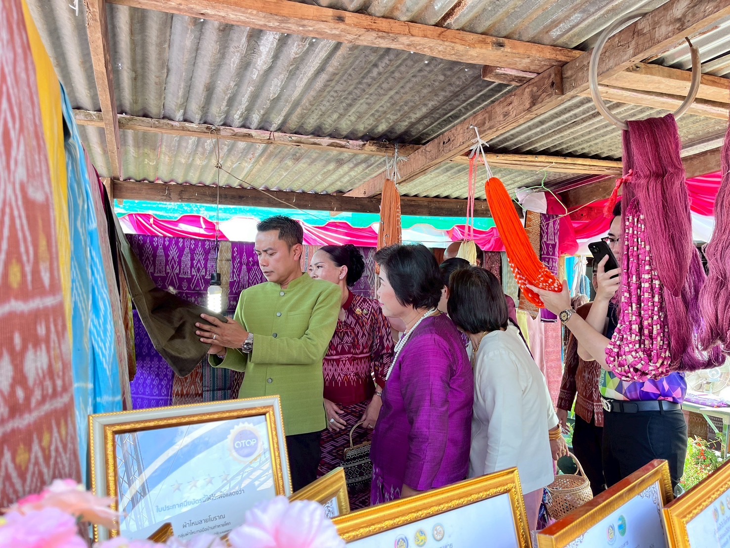 พช.หนองคาย เปิดตัวศูนย์สืบสานภูมิปัญญาผ้าพื้นถิ่นบ้านท่าหายโศก ภายใต้โครงการสืบสานภูมิปัญญา พัฒนาเศรษฐกิจฐานรากสู่ความยั่งยืน กิจกรรมที่ 1 สืบสานภูมิปัญญาผ้าพื้นถิ่น “พญานาคา” สู่ความยั่งยืน