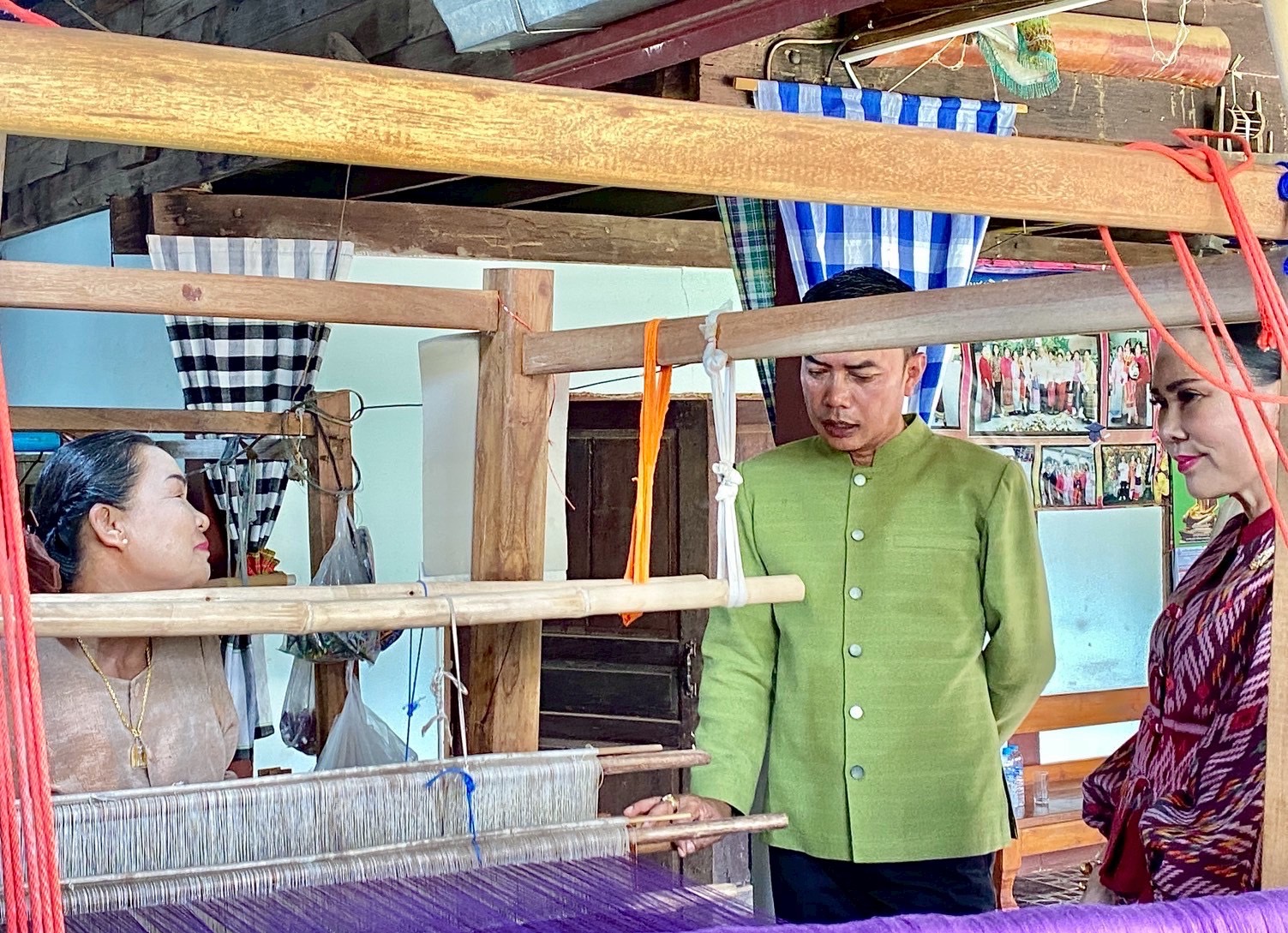 พช.หนองคาย เปิดตัวศูนย์สืบสานภูมิปัญญาผ้าพื้นถิ่นบ้านท่าหายโศก ภายใต้โครงการสืบสานภูมิปัญญา พัฒนาเศรษฐกิจฐานรากสู่ความยั่งยืน กิจกรรมที่ 1 สืบสานภูมิปัญญาผ้าพื้นถิ่น “พญานาคา” สู่ความยั่งยืน