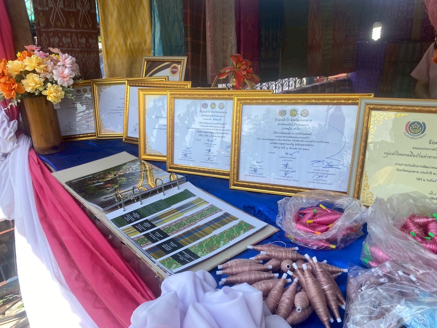 พช.หนองคาย เปิดตัวศูนย์สืบสานภูมิปัญญาผ้าพื้นถิ่นบ้านท่าหายโศก ภายใต้โครงการสืบสานภูมิปัญญา พัฒนาเศรษฐกิจฐานรากสู่ความยั่งยืน กิจกรรมที่ 1 สืบสานภูมิปัญญาผ้าพื้นถิ่น “พญานาคา” สู่ความยั่งยืน