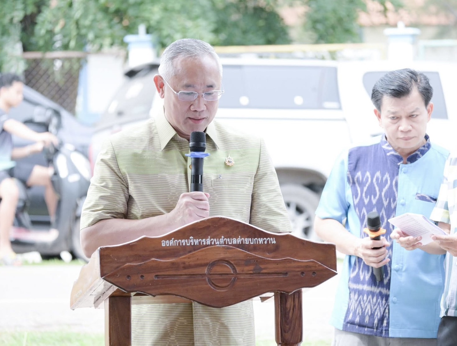 พ่อเมืองหนองคาย ร่วมกับ พช.หนองคาย เปิดตัวศูนย์สืบสานภูมิปัญญาผ้าพื้นถิ่นบ้านนาฮี ภายใต้โครงการสืบสานภูมิปัญญา พัฒนาเศรษฐกิจฐานรากสู่ความยั่งยืน กิจกรรม สืบสานภูมิปัญญาผ้าพื้นถิ่น “พญานาคา” สู่ความยั่งยืน