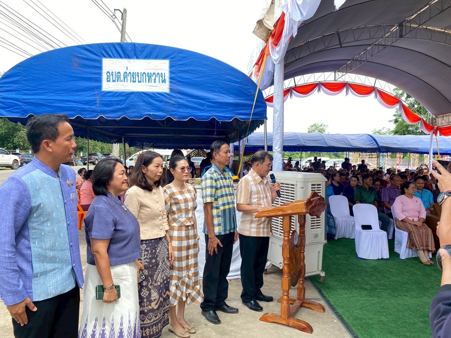พ่อเมืองหนองคาย ร่วมกับ พช.หนองคาย เปิดตัวศูนย์สืบสานภูมิปัญญาผ้าพื้นถิ่นบ้านนาฮี ภายใต้โครงการสืบสานภูมิปัญญา พัฒนาเศรษฐกิจฐานรากสู่ความยั่งยืน กิจกรรม สืบสานภูมิปัญญาผ้าพื้นถิ่น “พญานาคา” สู่ความยั่งยืน
