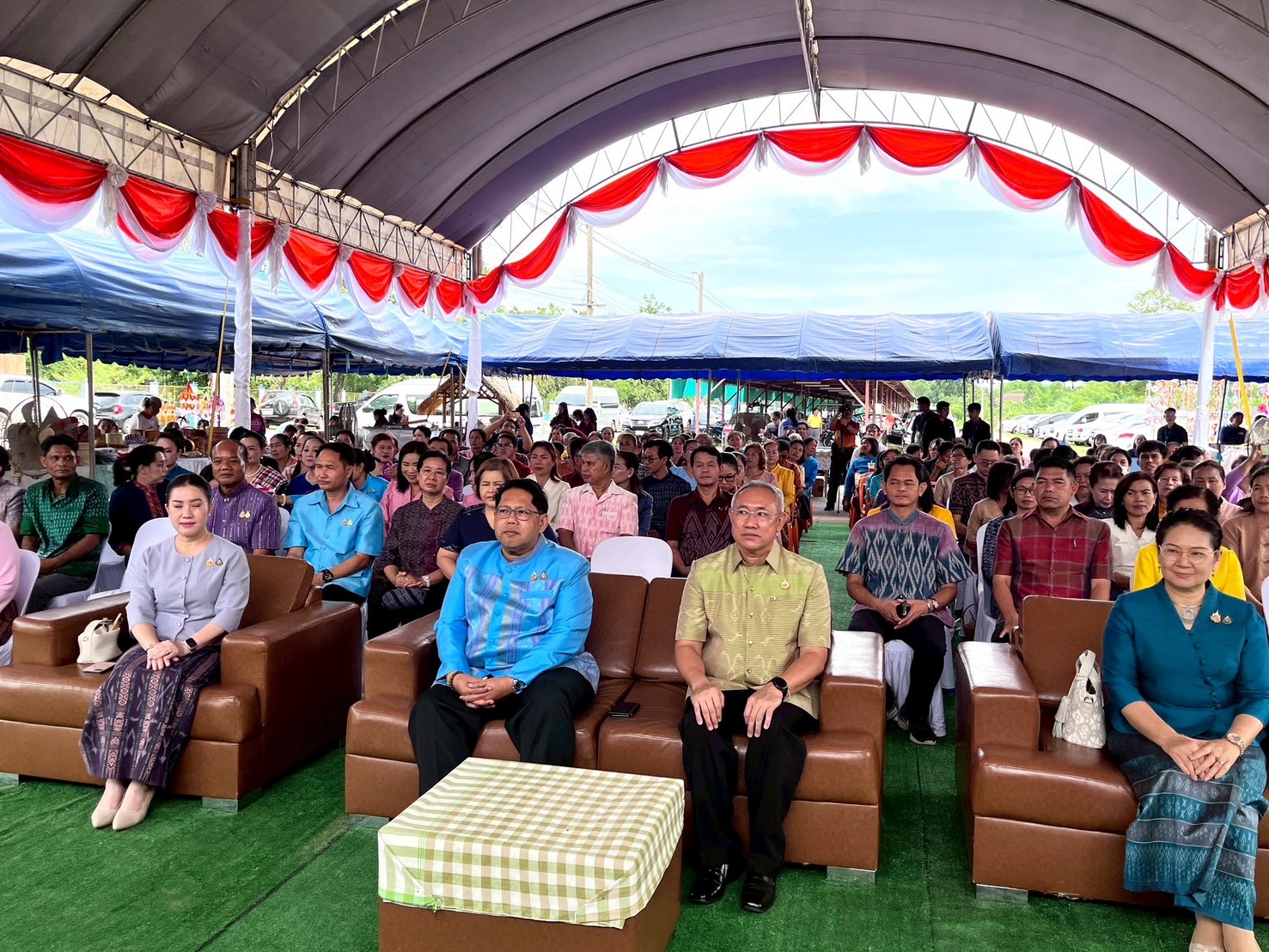 พ่อเมืองหนองคาย ร่วมกับ พช.หนองคาย เปิดตัวศูนย์สืบสานภูมิปัญญาผ้าพื้นถิ่นบ้านนาฮี ภายใต้โครงการสืบสานภูมิปัญญา พัฒนาเศรษฐกิจฐานรากสู่ความยั่งยืน กิจกรรม สืบสานภูมิปัญญาผ้าพื้นถิ่น “พญานาคา” สู่ความยั่งยืน