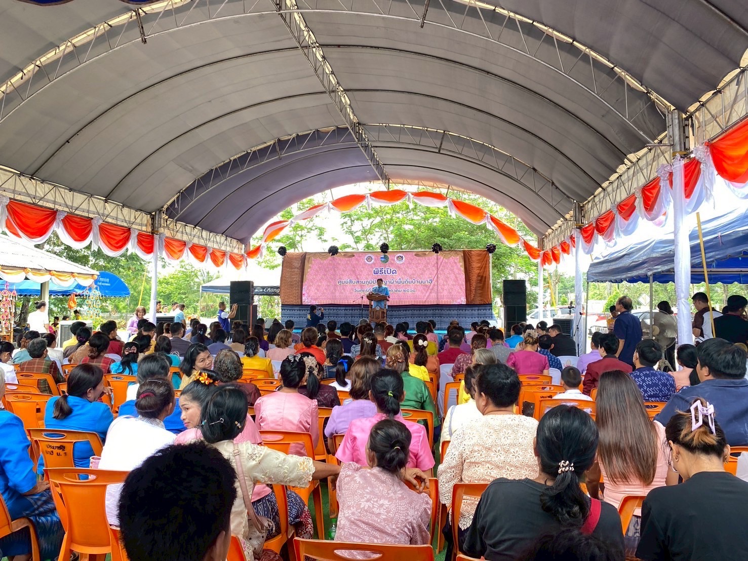 พ่อเมืองหนองคาย ร่วมกับ พช.หนองคาย เปิดตัวศูนย์สืบสานภูมิปัญญาผ้าพื้นถิ่นบ้านนาฮี ภายใต้โครงการสืบสานภูมิปัญญา พัฒนาเศรษฐกิจฐานรากสู่ความยั่งยืน กิจกรรม สืบสานภูมิปัญญาผ้าพื้นถิ่น “พญานาคา” สู่ความยั่งยืน
