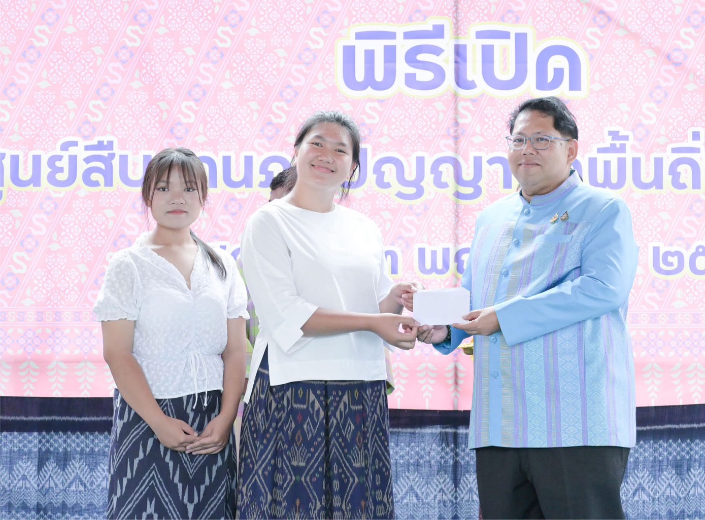 พ่อเมืองหนองคาย ร่วมกับ พช.หนองคาย เปิดตัวศูนย์สืบสานภูมิปัญญาผ้าพื้นถิ่นบ้านนาฮี ภายใต้โครงการสืบสานภูมิปัญญา พัฒนาเศรษฐกิจฐานรากสู่ความยั่งยืน กิจกรรม สืบสานภูมิปัญญาผ้าพื้นถิ่น “พญานาคา” สู่ความยั่งยืน