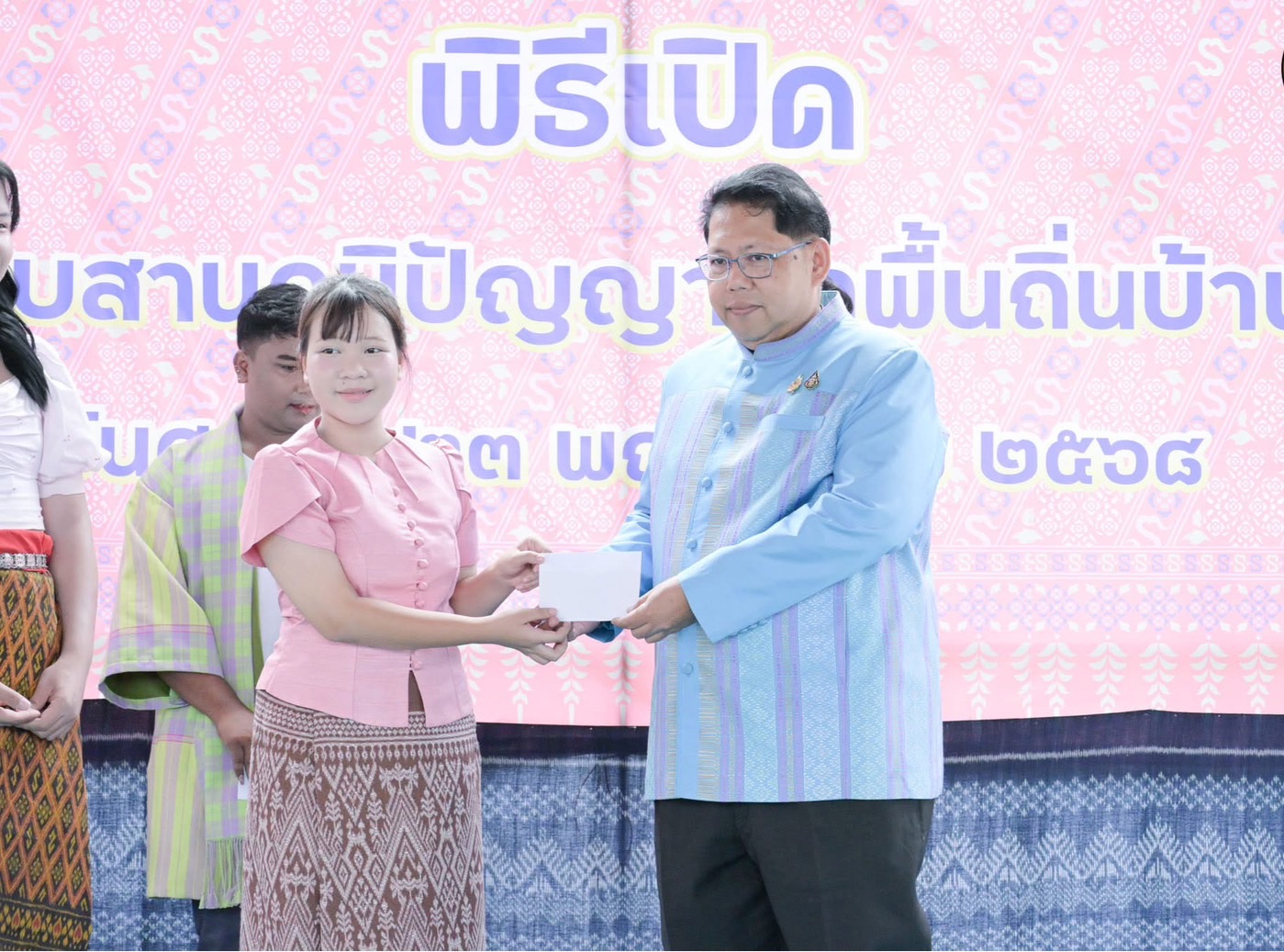 พ่อเมืองหนองคาย ร่วมกับ พช.หนองคาย เปิดตัวศูนย์สืบสานภูมิปัญญาผ้าพื้นถิ่นบ้านนาฮี ภายใต้โครงการสืบสานภูมิปัญญา พัฒนาเศรษฐกิจฐานรากสู่ความยั่งยืน กิจกรรม สืบสานภูมิปัญญาผ้าพื้นถิ่น “พญานาคา” สู่ความยั่งยืน