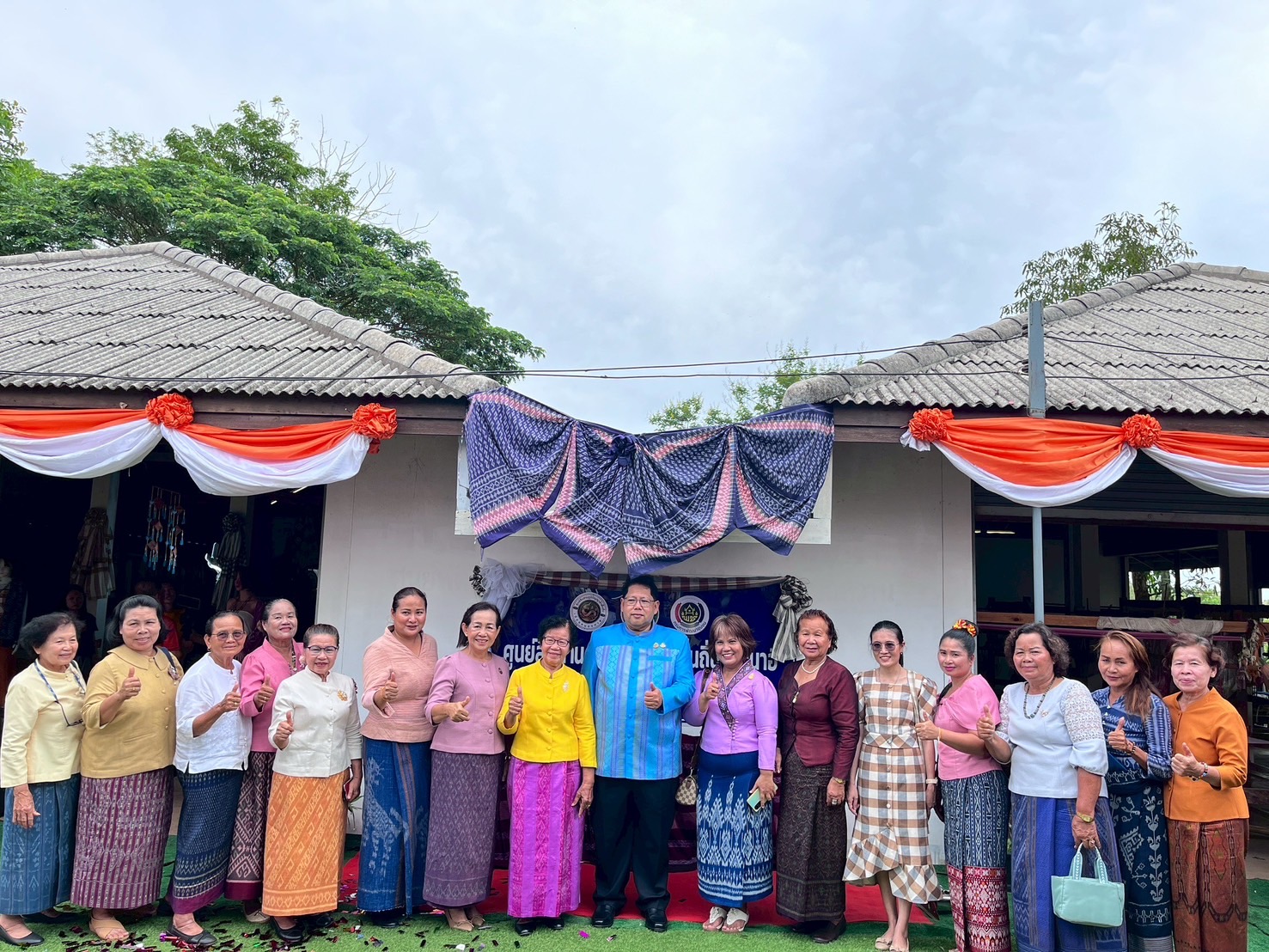 พ่อเมืองหนองคาย ร่วมกับ พช.หนองคาย เปิดตัวศูนย์สืบสานภูมิปัญญาผ้าพื้นถิ่นบ้านนาฮี ภายใต้โครงการสืบสานภูมิปัญญา พัฒนาเศรษฐกิจฐานรากสู่ความยั่งยืน กิจกรรม สืบสานภูมิปัญญาผ้าพื้นถิ่น “พญานาคา” สู่ความยั่งยืน