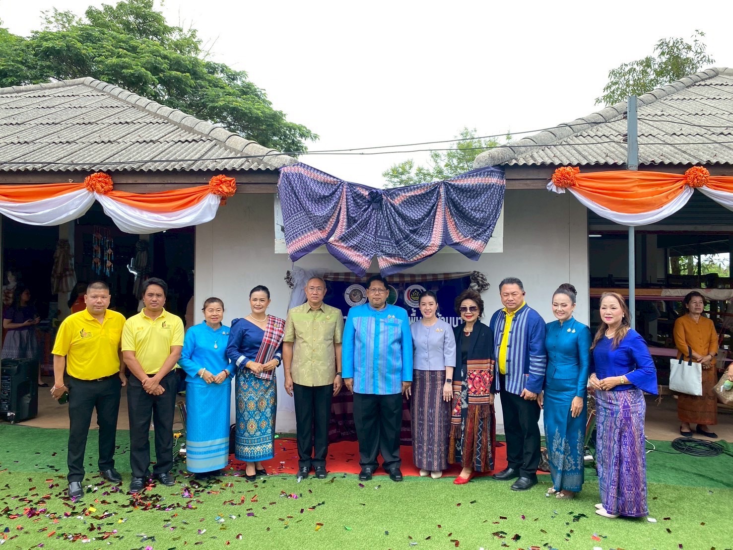 พ่อเมืองหนองคาย ร่วมกับ พช.หนองคาย เปิดตัวศูนย์สืบสานภูมิปัญญาผ้าพื้นถิ่นบ้านนาฮี ภายใต้โครงการสืบสานภูมิปัญญา พัฒนาเศรษฐกิจฐานรากสู่ความยั่งยืน กิจกรรม สืบสานภูมิปัญญาผ้าพื้นถิ่น “พญานาคา” สู่ความยั่งยืน