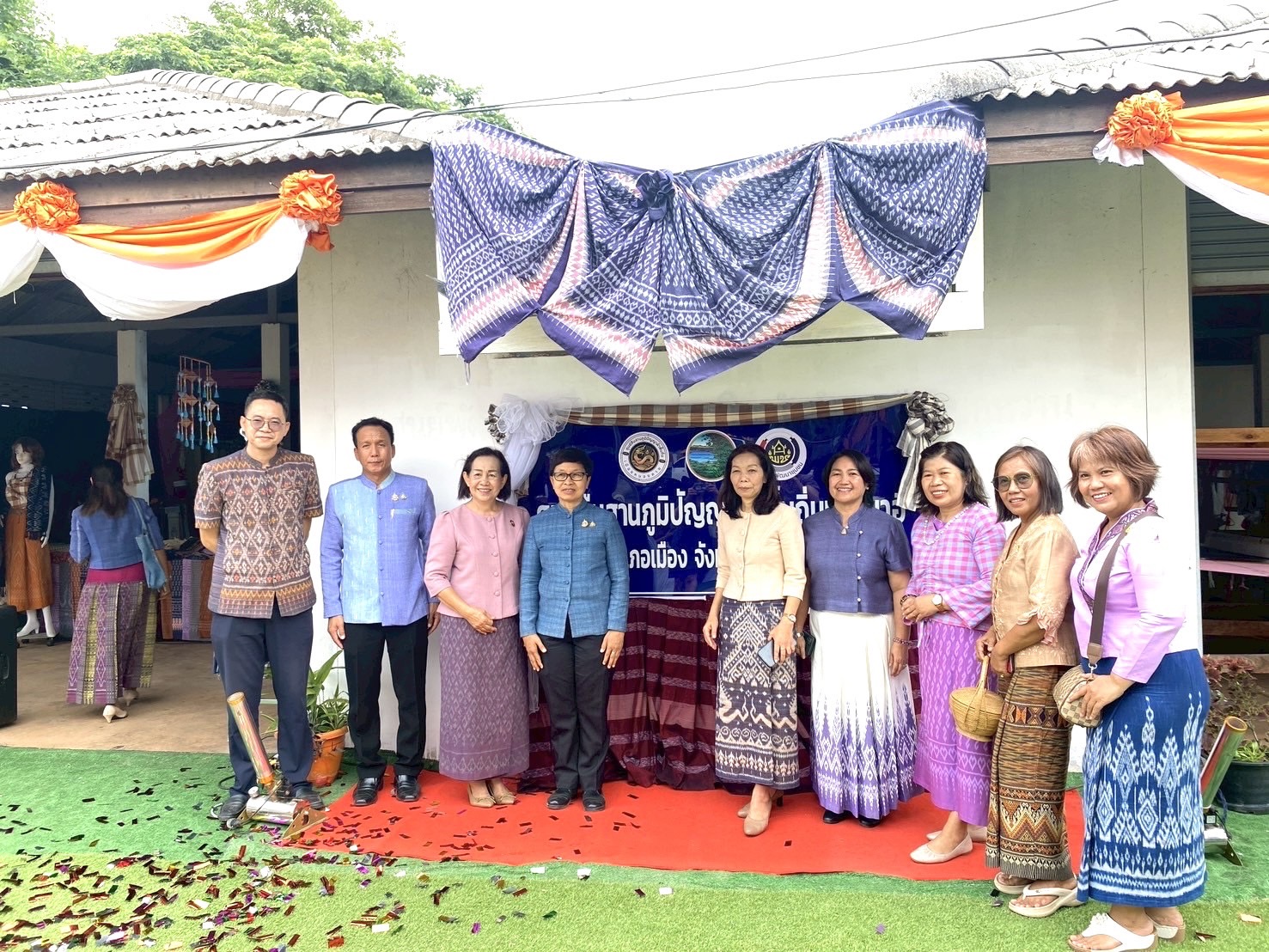 พ่อเมืองหนองคาย ร่วมกับ พช.หนองคาย เปิดตัวศูนย์สืบสานภูมิปัญญาผ้าพื้นถิ่นบ้านนาฮี ภายใต้โครงการสืบสานภูมิปัญญา พัฒนาเศรษฐกิจฐานรากสู่ความยั่งยืน กิจกรรม สืบสานภูมิปัญญาผ้าพื้นถิ่น “พญานาคา” สู่ความยั่งยืน