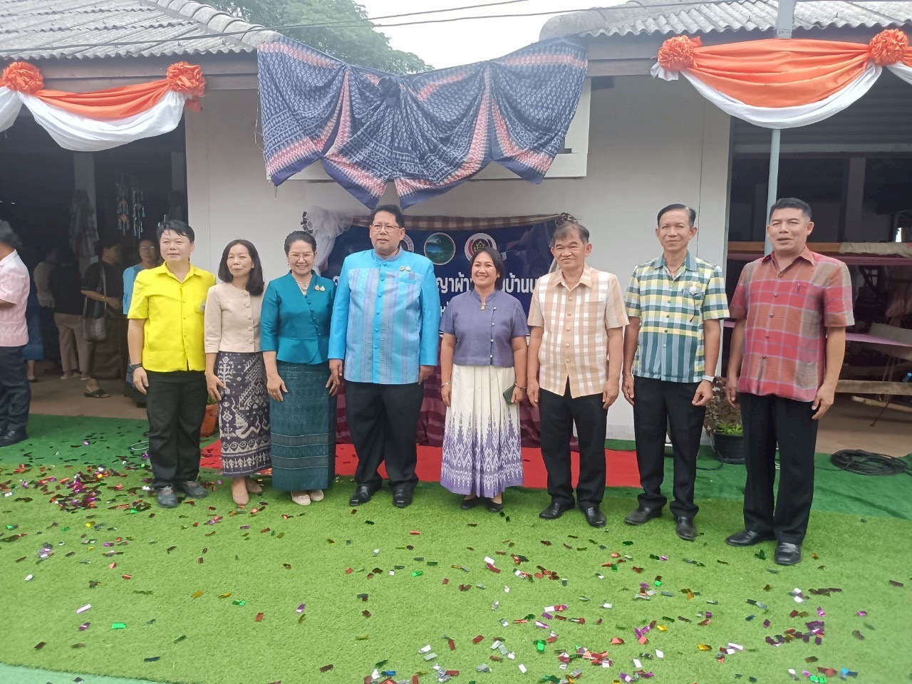 พ่อเมืองหนองคาย ร่วมกับ พช.หนองคาย เปิดตัวศูนย์สืบสานภูมิปัญญาผ้าพื้นถิ่นบ้านนาฮี ภายใต้โครงการสืบสานภูมิปัญญา พัฒนาเศรษฐกิจฐานรากสู่ความยั่งยืน กิจกรรม สืบสานภูมิปัญญาผ้าพื้นถิ่น “พญานาคา” สู่ความยั่งยืน