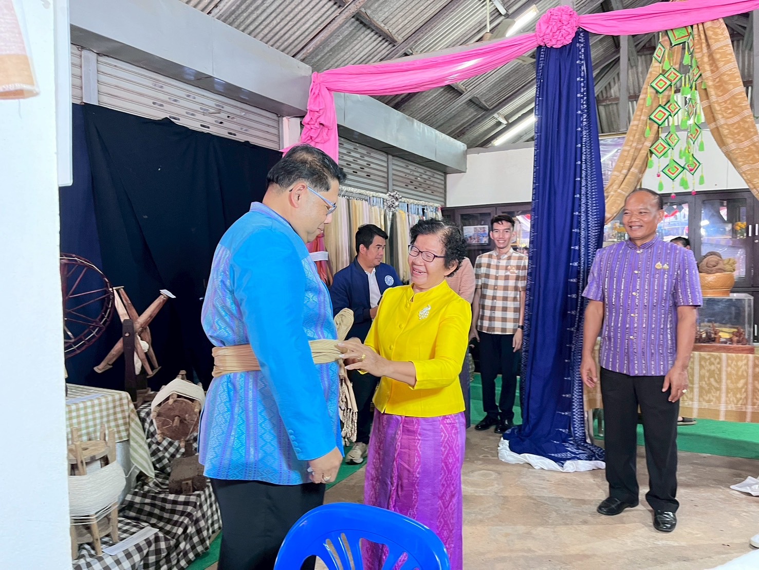 พ่อเมืองหนองคาย ร่วมกับ พช.หนองคาย เปิดตัวศูนย์สืบสานภูมิปัญญาผ้าพื้นถิ่นบ้านนาฮี ภายใต้โครงการสืบสานภูมิปัญญา พัฒนาเศรษฐกิจฐานรากสู่ความยั่งยืน กิจกรรม สืบสานภูมิปัญญาผ้าพื้นถิ่น “พญานาคา” สู่ความยั่งยืน