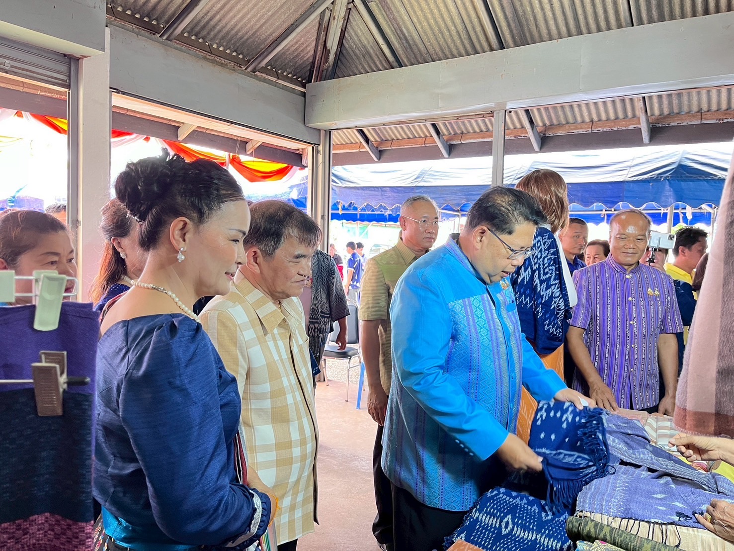 พ่อเมืองหนองคาย ร่วมกับ พช.หนองคาย เปิดตัวศูนย์สืบสานภูมิปัญญาผ้าพื้นถิ่นบ้านนาฮี ภายใต้โครงการสืบสานภูมิปัญญา พัฒนาเศรษฐกิจฐานรากสู่ความยั่งยืน กิจกรรม สืบสานภูมิปัญญาผ้าพื้นถิ่น “พญานาคา” สู่ความยั่งยืน