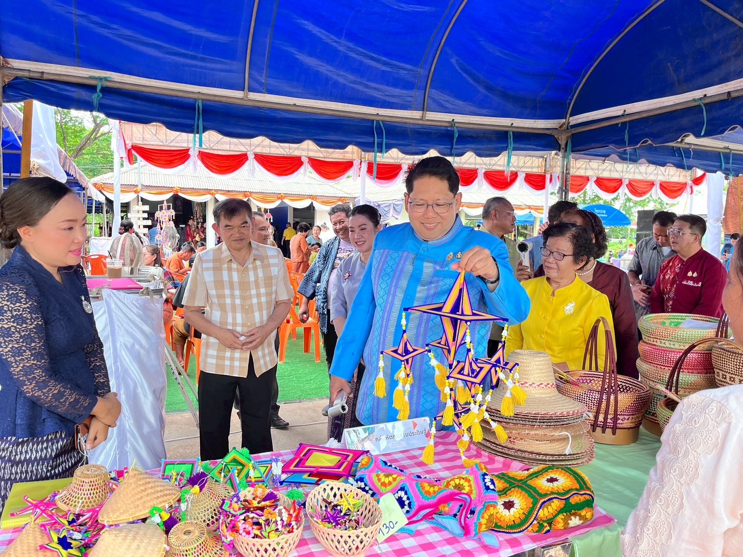 พ่อเมืองหนองคาย ร่วมกับ พช.หนองคาย เปิดตัวศูนย์สืบสานภูมิปัญญาผ้าพื้นถิ่นบ้านนาฮี ภายใต้โครงการสืบสานภูมิปัญญา พัฒนาเศรษฐกิจฐานรากสู่ความยั่งยืน กิจกรรม สืบสานภูมิปัญญาผ้าพื้นถิ่น “พญานาคา” สู่ความยั่งยืน