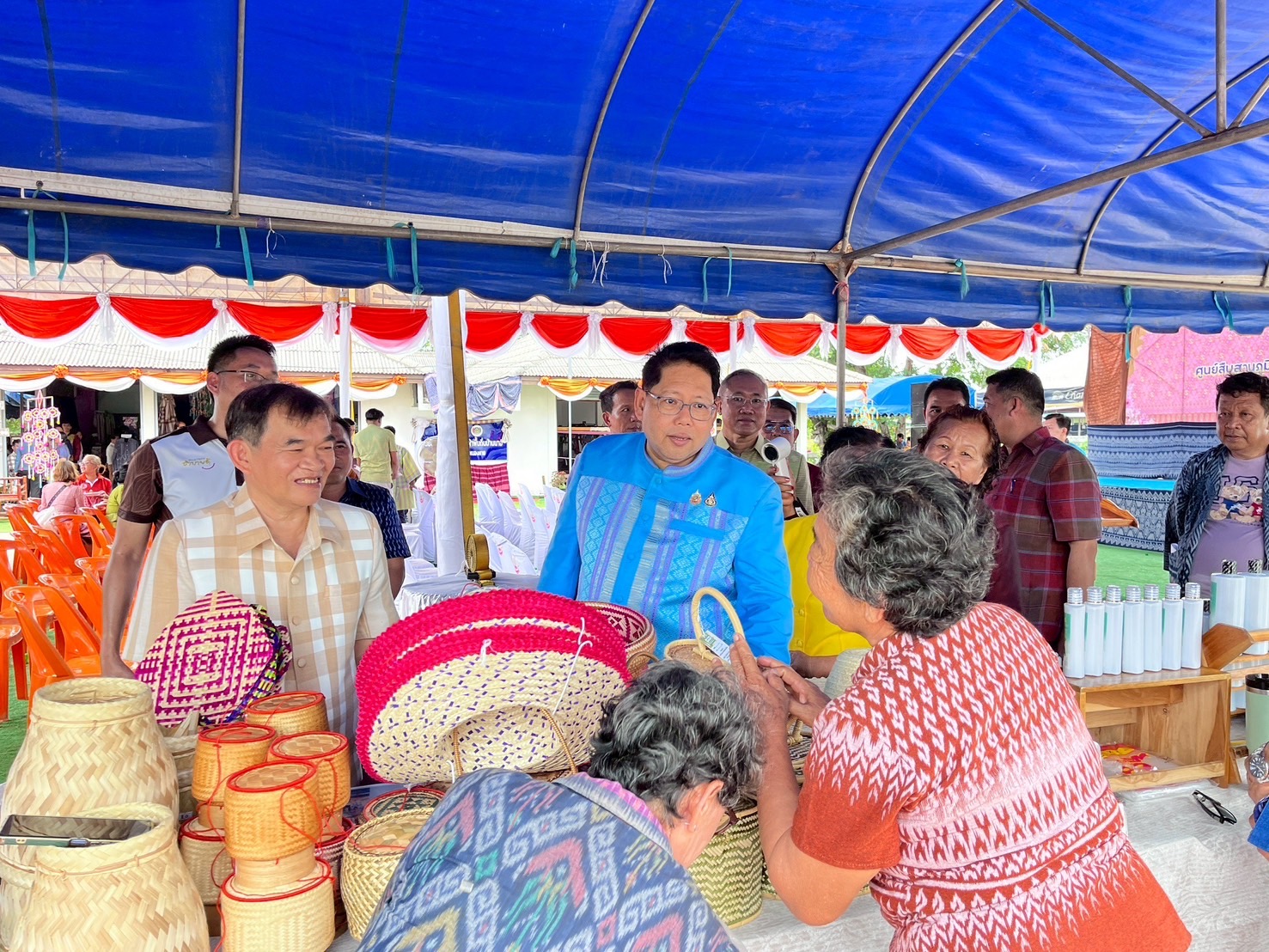 พ่อเมืองหนองคาย ร่วมกับ พช.หนองคาย เปิดตัวศูนย์สืบสานภูมิปัญญาผ้าพื้นถิ่นบ้านนาฮี ภายใต้โครงการสืบสานภูมิปัญญา พัฒนาเศรษฐกิจฐานรากสู่ความยั่งยืน กิจกรรม สืบสานภูมิปัญญาผ้าพื้นถิ่น “พญานาคา” สู่ความยั่งยืน