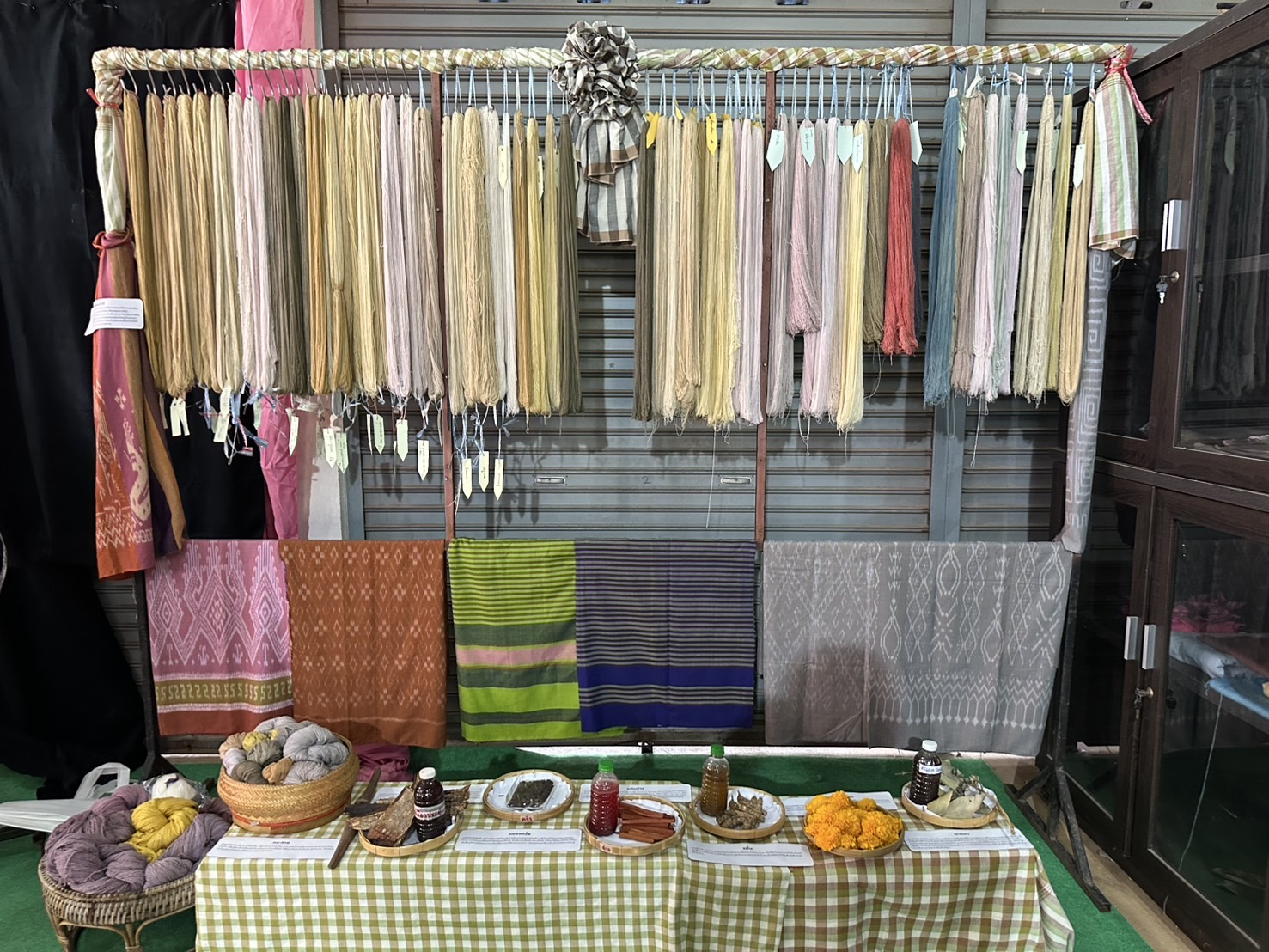 พ่อเมืองหนองคาย ร่วมกับ พช.หนองคาย เปิดตัวศูนย์สืบสานภูมิปัญญาผ้าพื้นถิ่นบ้านนาฮี ภายใต้โครงการสืบสานภูมิปัญญา พัฒนาเศรษฐกิจฐานรากสู่ความยั่งยืน กิจกรรม สืบสานภูมิปัญญาผ้าพื้นถิ่น “พญานาคา” สู่ความยั่งยืน