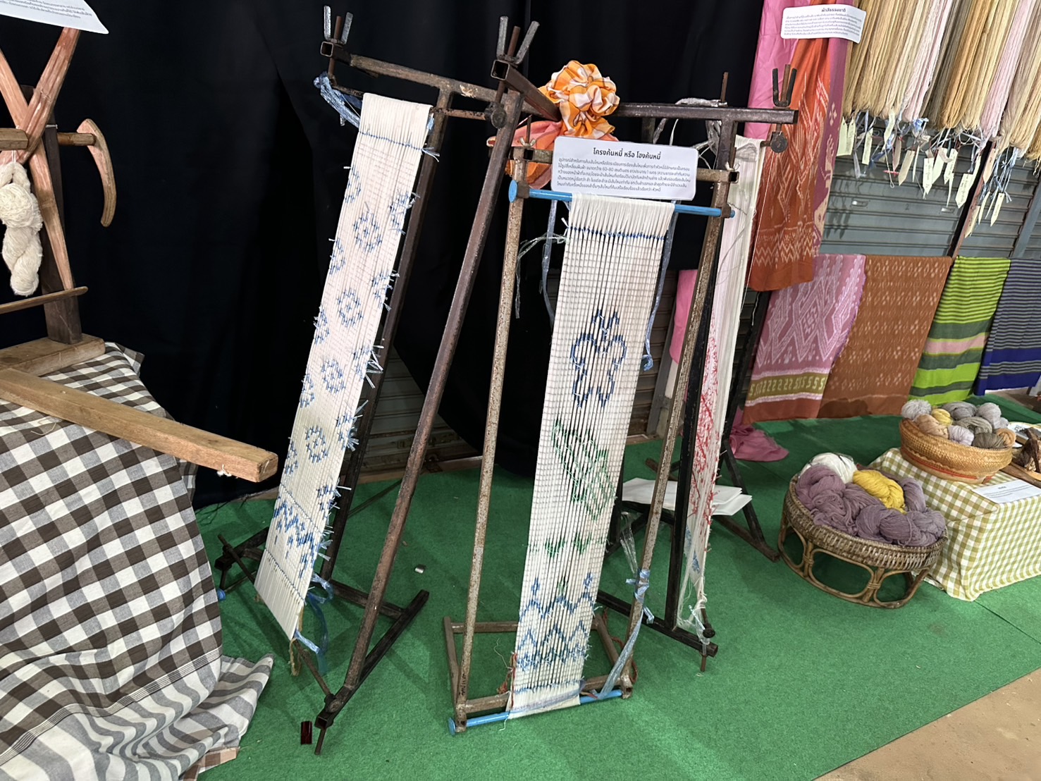 พ่อเมืองหนองคาย ร่วมกับ พช.หนองคาย เปิดตัวศูนย์สืบสานภูมิปัญญาผ้าพื้นถิ่นบ้านนาฮี ภายใต้โครงการสืบสานภูมิปัญญา พัฒนาเศรษฐกิจฐานรากสู่ความยั่งยืน กิจกรรม สืบสานภูมิปัญญาผ้าพื้นถิ่น “พญานาคา” สู่ความยั่งยืน