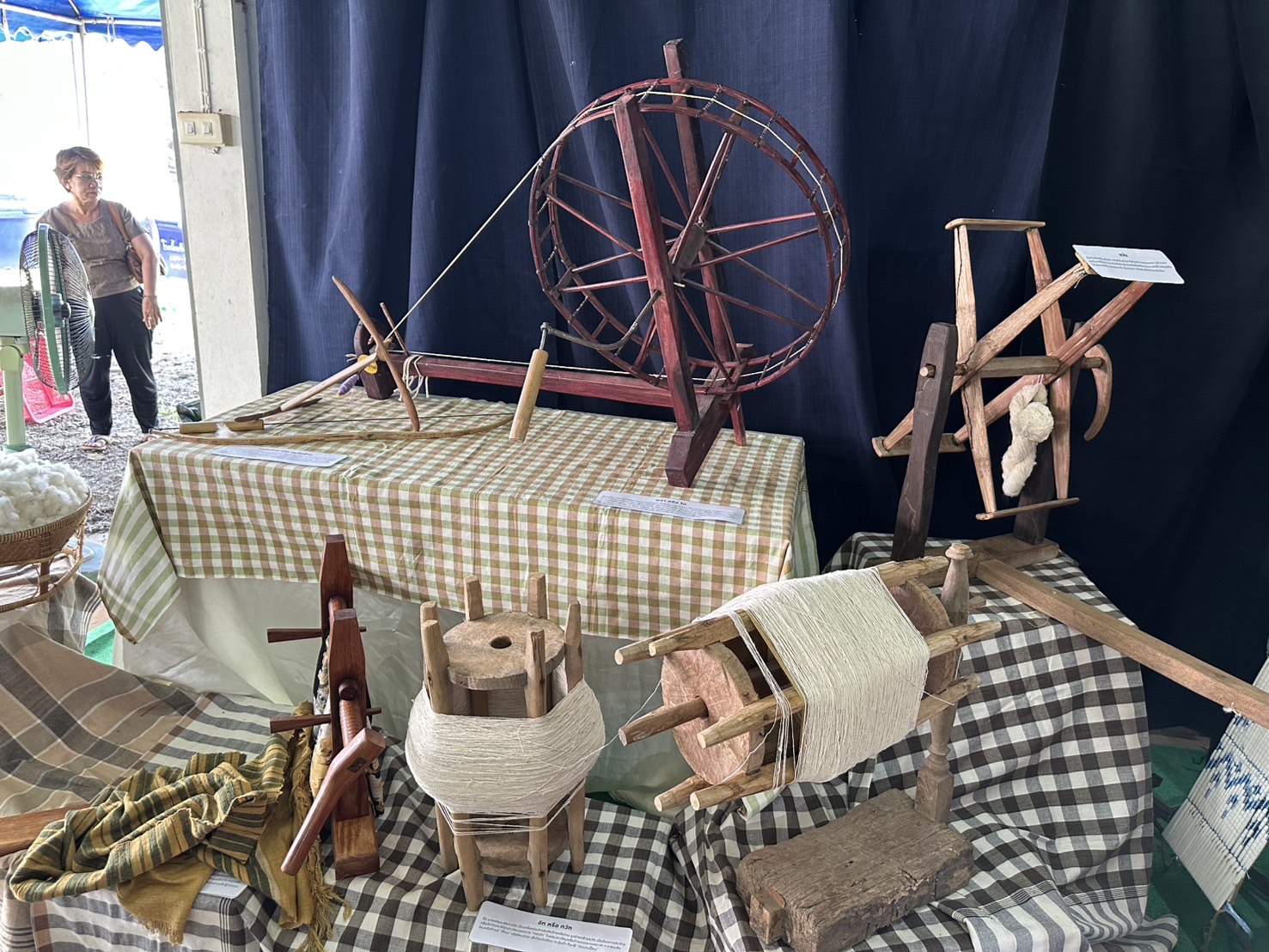 พ่อเมืองหนองคาย ร่วมกับ พช.หนองคาย เปิดตัวศูนย์สืบสานภูมิปัญญาผ้าพื้นถิ่นบ้านนาฮี ภายใต้โครงการสืบสานภูมิปัญญา พัฒนาเศรษฐกิจฐานรากสู่ความยั่งยืน กิจกรรม สืบสานภูมิปัญญาผ้าพื้นถิ่น “พญานาคา” สู่ความยั่งยืน