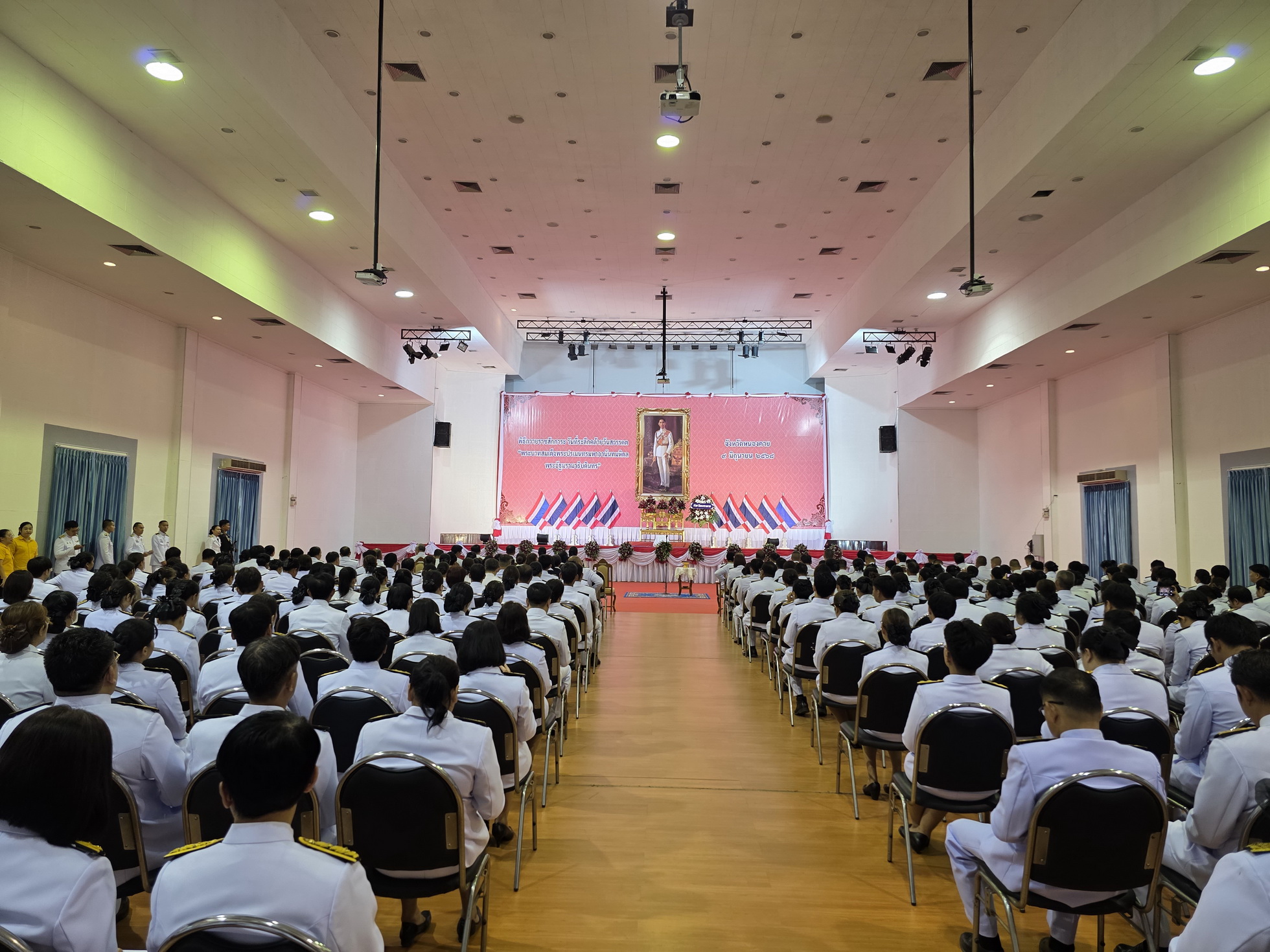 พช.หนองคาย ร่วมพิธีวางพวงมาลาและถวายราชสักการะ เนื่องในวันที่ระลึกคล้ายวันสวรรคต พระบาทสมเด็จพระปรเมนทรมหาอานันทมหิดล พระอัฐมรามาธิบดินทร ประจำปีพุทธศักราช 2568