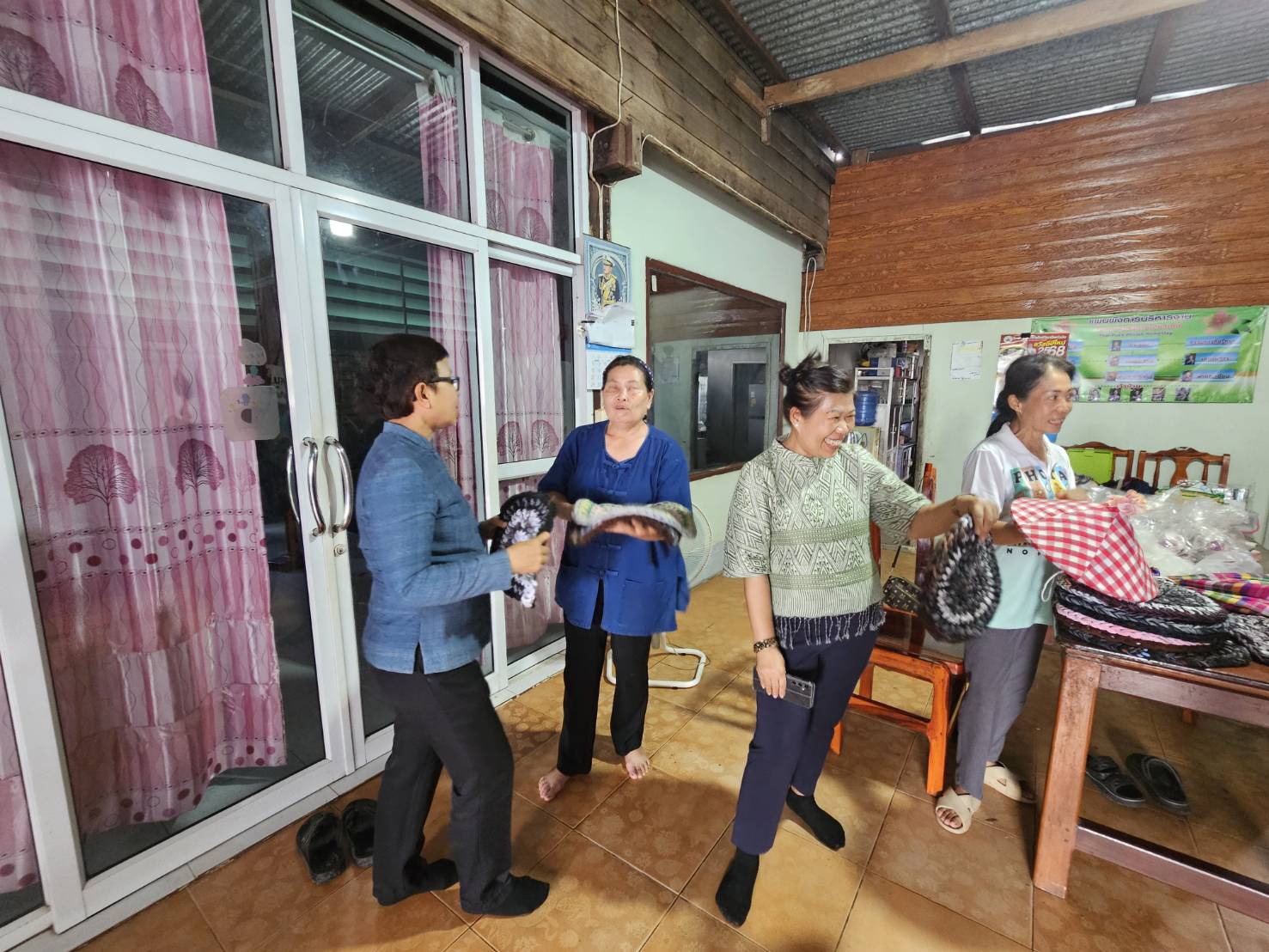 พช.หนองคาย ลงพื้นที่ติดตามการดำเนินงานสารสนเทศตำบลต้นแบบเพื่อพัฒนาคุณภาพชีวิต ตำบลโพธิ์ตาก