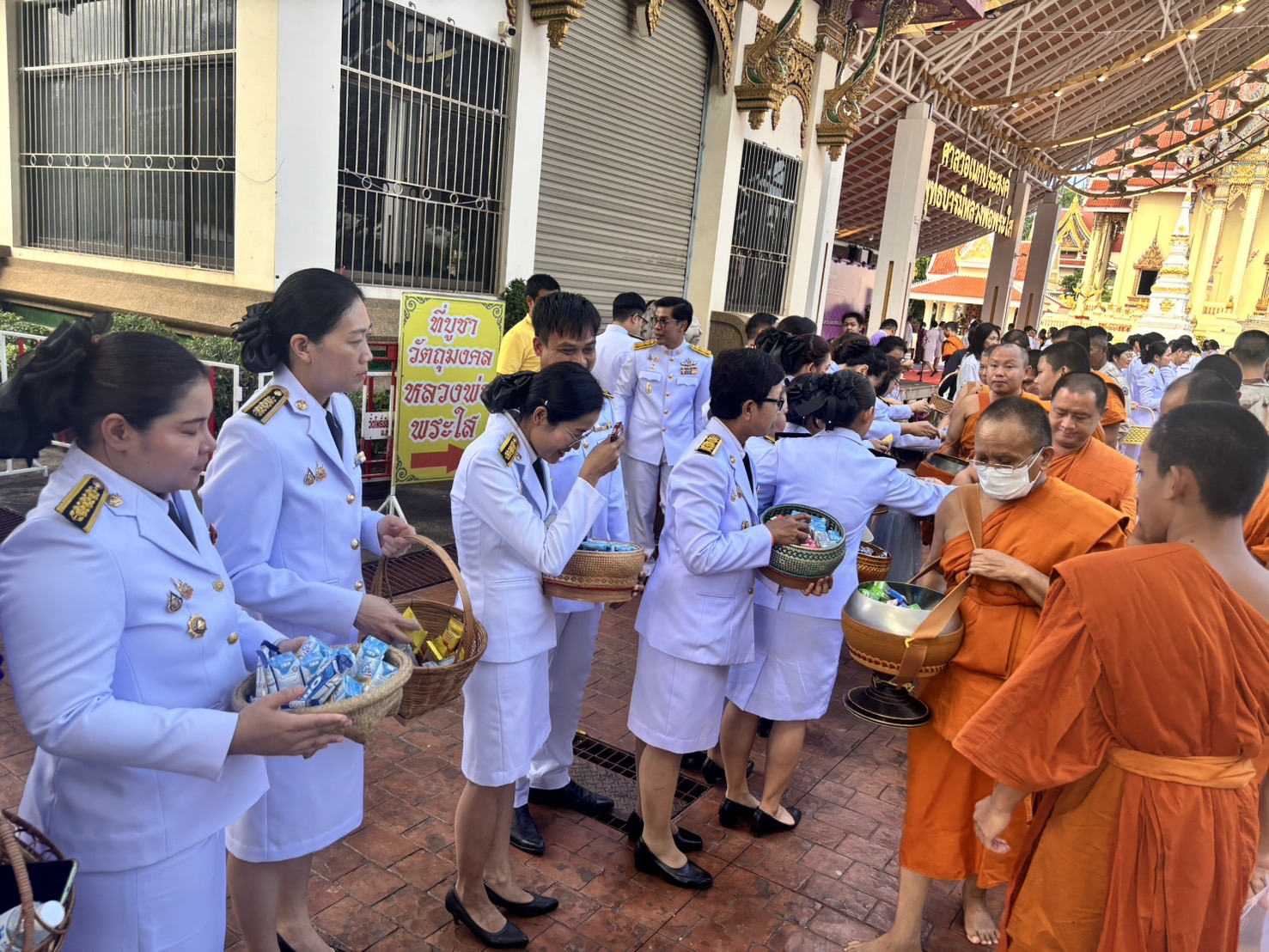 พช.หนองคาย ร่วมพิธีทำบุญตักบาตรถวายพระราชกุศล สมเด็จพระนางเจ้าฯ พระบรมราชินี เนื่องในโอกาสวันเฉลิมพระชนมพรรษา 3 มิถุนายน 2568