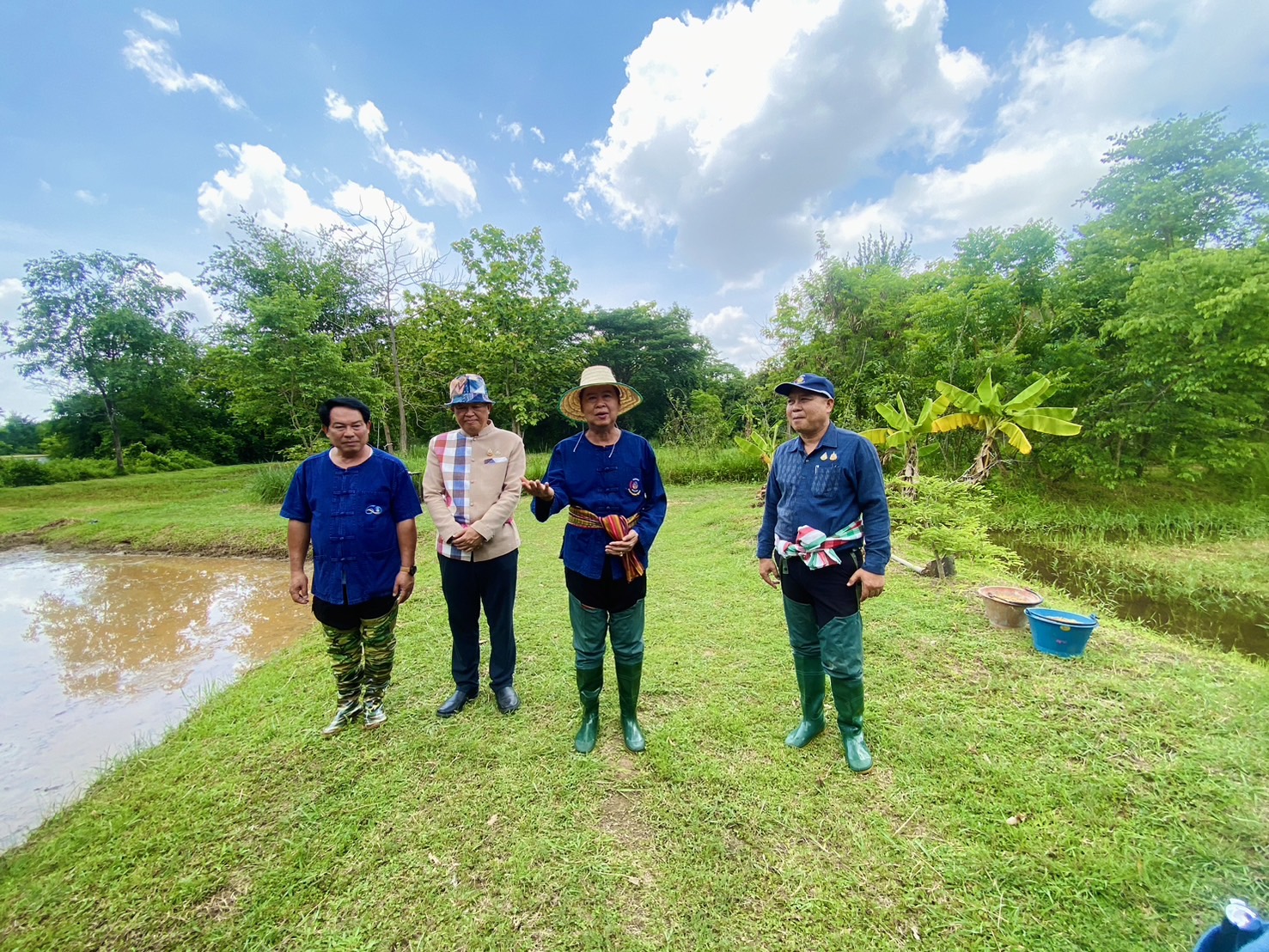 พช.หนองคาย ร่วม “เอามือสามัคคี โคก หนอง นา” เพื่อขับเคลื่อนการพัฒนาพื้นที่ตามหลักปรัชญาของเศรษฐกิจพอเพียงและฟื้นฟูระบบนิเวศอย่างยั่งยืน