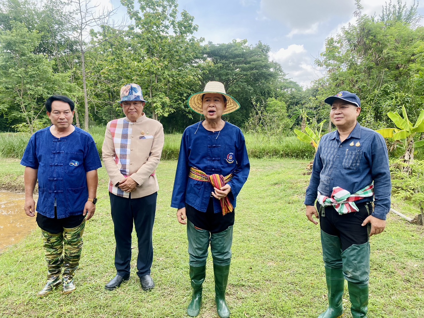 พช.หนองคาย ร่วม “เอามือสามัคคี โคก หนอง นา” เพื่อขับเคลื่อนการพัฒนาพื้นที่ตามหลักปรัชญาของเศรษฐกิจพอเพียงและฟื้นฟูระบบนิเวศอย่างยั่งยืน