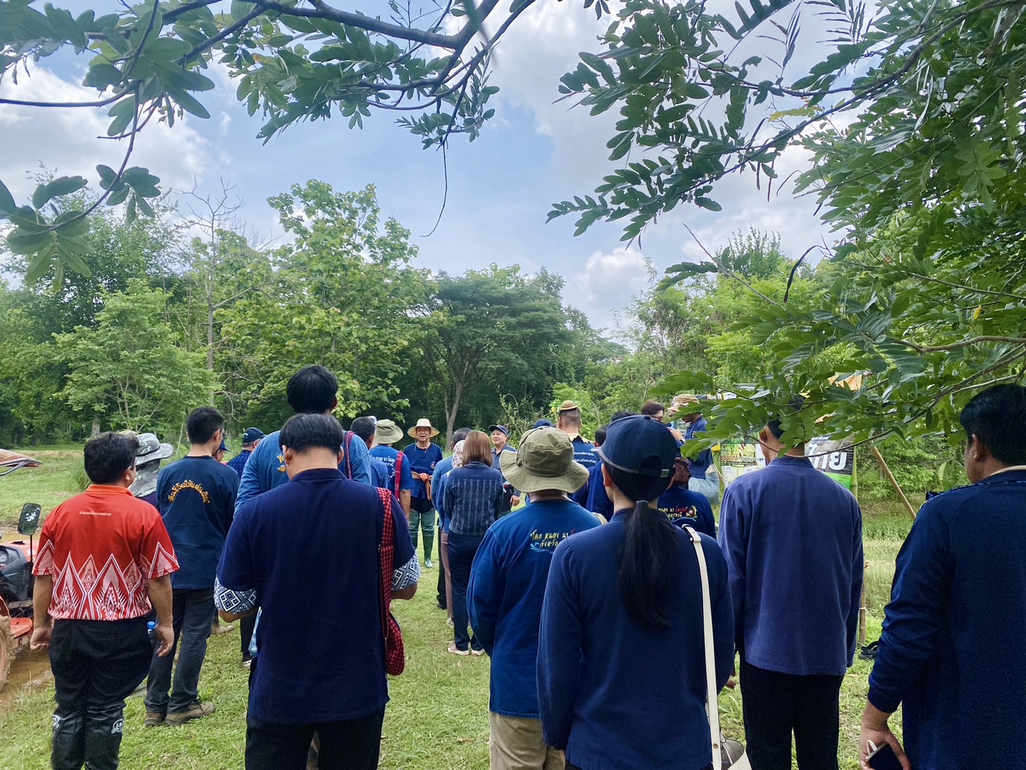 พช.หนองคาย ร่วม “เอามือสามัคคี โคก หนอง นา” เพื่อขับเคลื่อนการพัฒนาพื้นที่ตามหลักปรัชญาของเศรษฐกิจพอเพียงและฟื้นฟูระบบนิเวศอย่างยั่งยืน