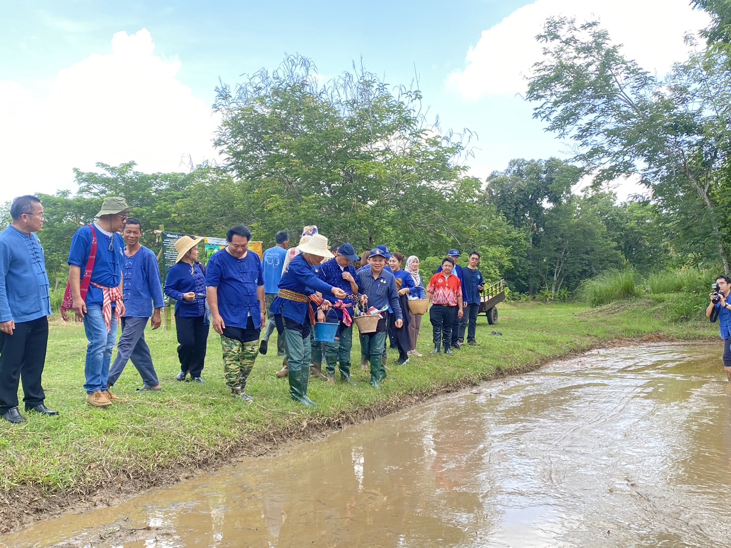 พช.หนองคาย ร่วม “เอามือสามัคคี โคก หนอง นา” เพื่อขับเคลื่อนการพัฒนาพื้นที่ตามหลักปรัชญาของเศรษฐกิจพอเพียงและฟื้นฟูระบบนิเวศอย่างยั่งยืน