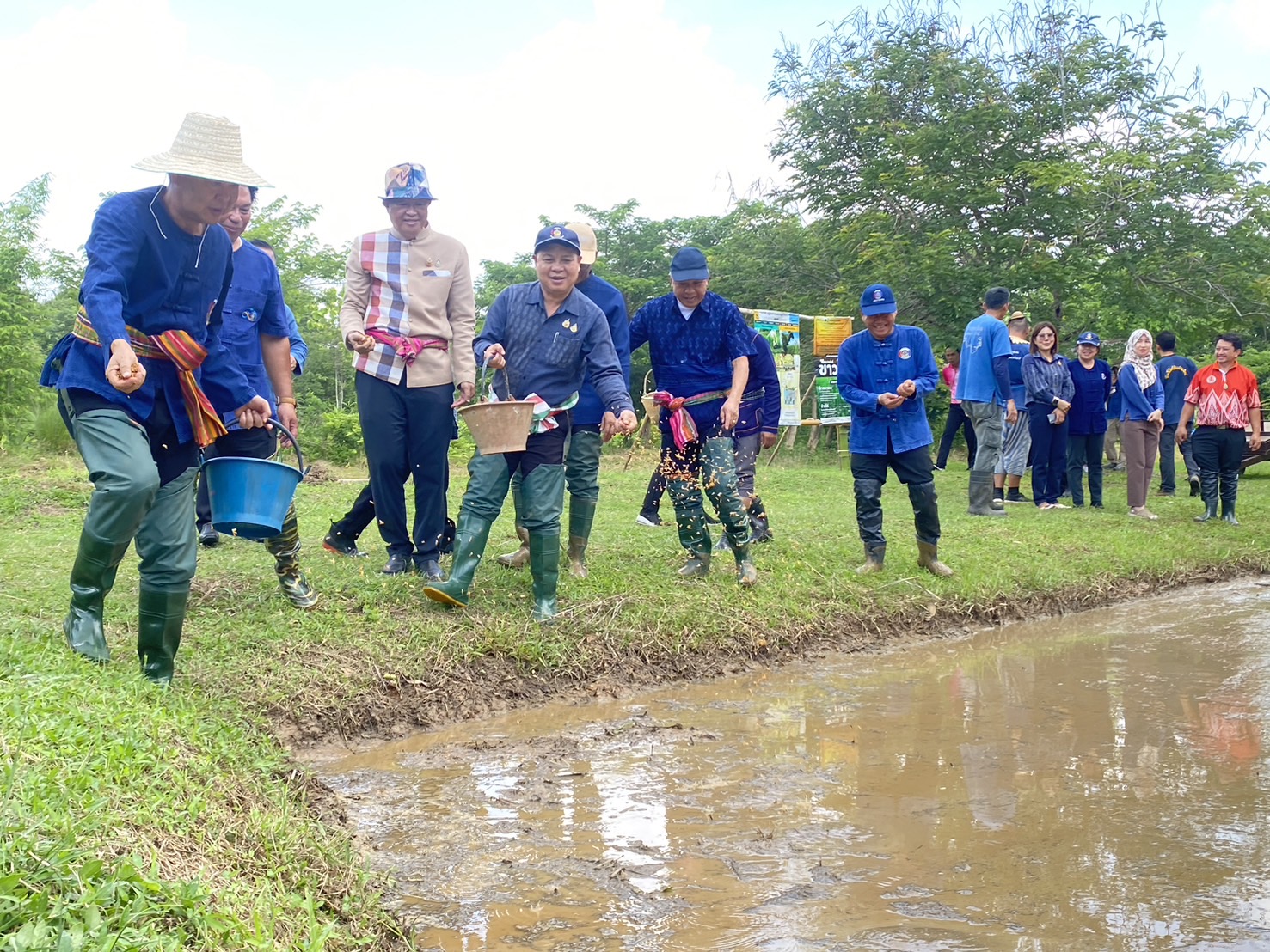 พช.หนองคาย ร่วม “เอามือสามัคคี โคก หนอง นา” เพื่อขับเคลื่อนการพัฒนาพื้นที่ตามหลักปรัชญาของเศรษฐกิจพอเพียงและฟื้นฟูระบบนิเวศอย่างยั่งยืน
