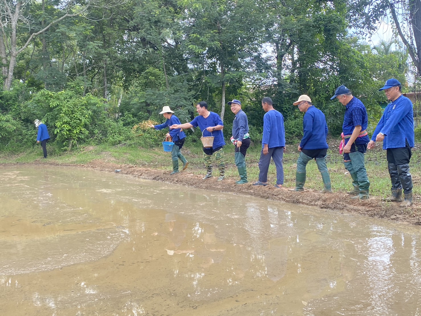 พช.หนองคาย ร่วม “เอามือสามัคคี โคก หนอง นา” เพื่อขับเคลื่อนการพัฒนาพื้นที่ตามหลักปรัชญาของเศรษฐกิจพอเพียงและฟื้นฟูระบบนิเวศอย่างยั่งยืน