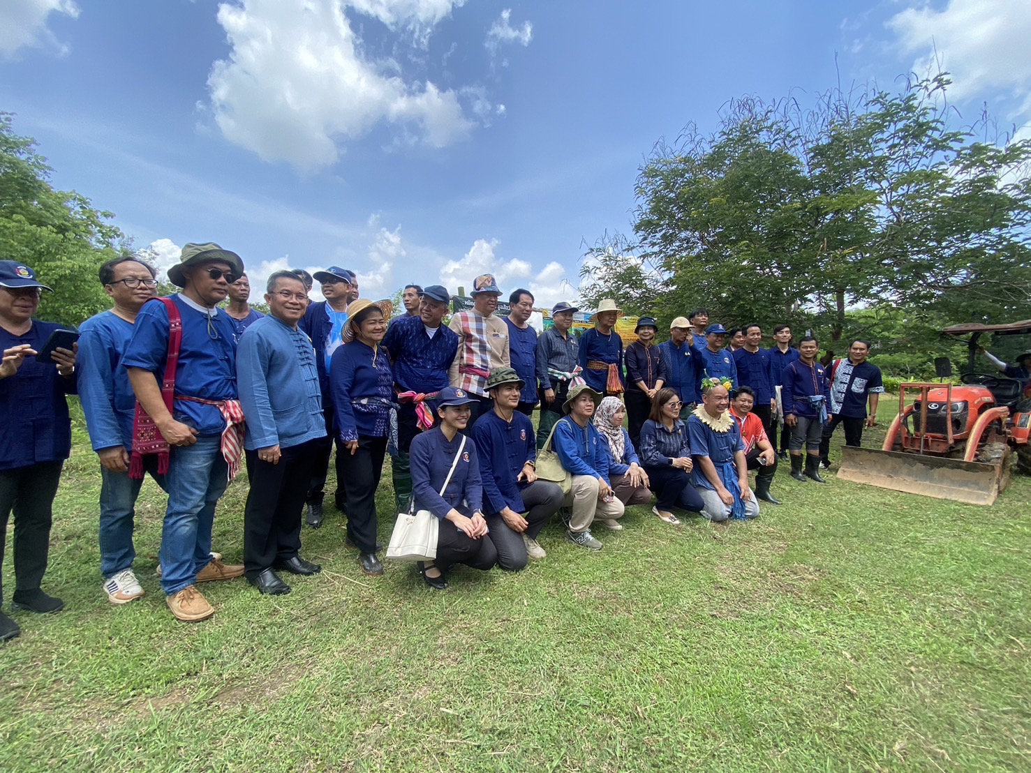 พช.หนองคาย ร่วม “เอามือสามัคคี โคก หนอง นา” เพื่อขับเคลื่อนการพัฒนาพื้นที่ตามหลักปรัชญาของเศรษฐกิจพอเพียงและฟื้นฟูระบบนิเวศอย่างยั่งยืน