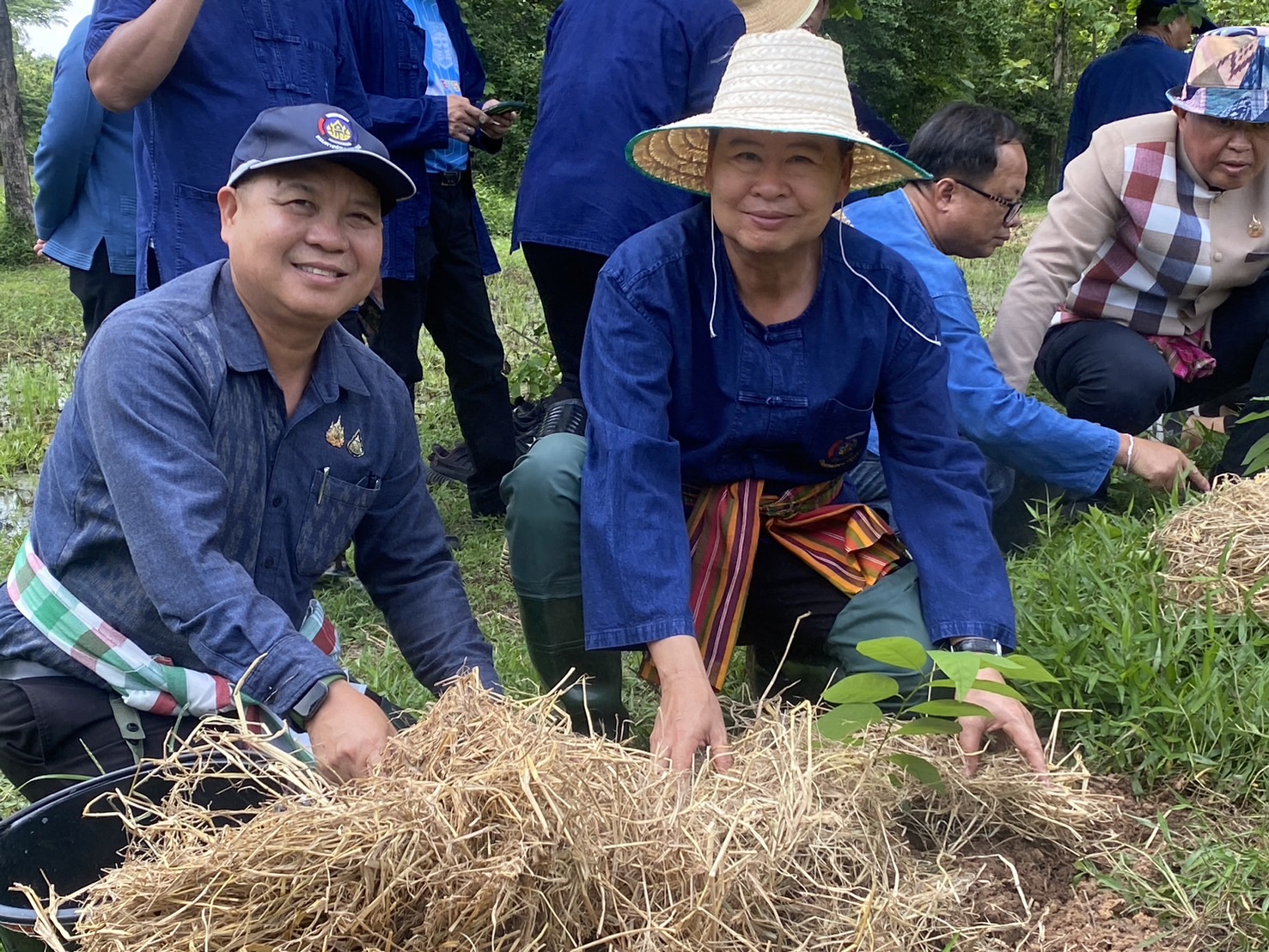 พช.หนองคาย ร่วม “เอามือสามัคคี โคก หนอง นา” เพื่อขับเคลื่อนการพัฒนาพื้นที่ตามหลักปรัชญาของเศรษฐกิจพอเพียงและฟื้นฟูระบบนิเวศอย่างยั่งยืน
