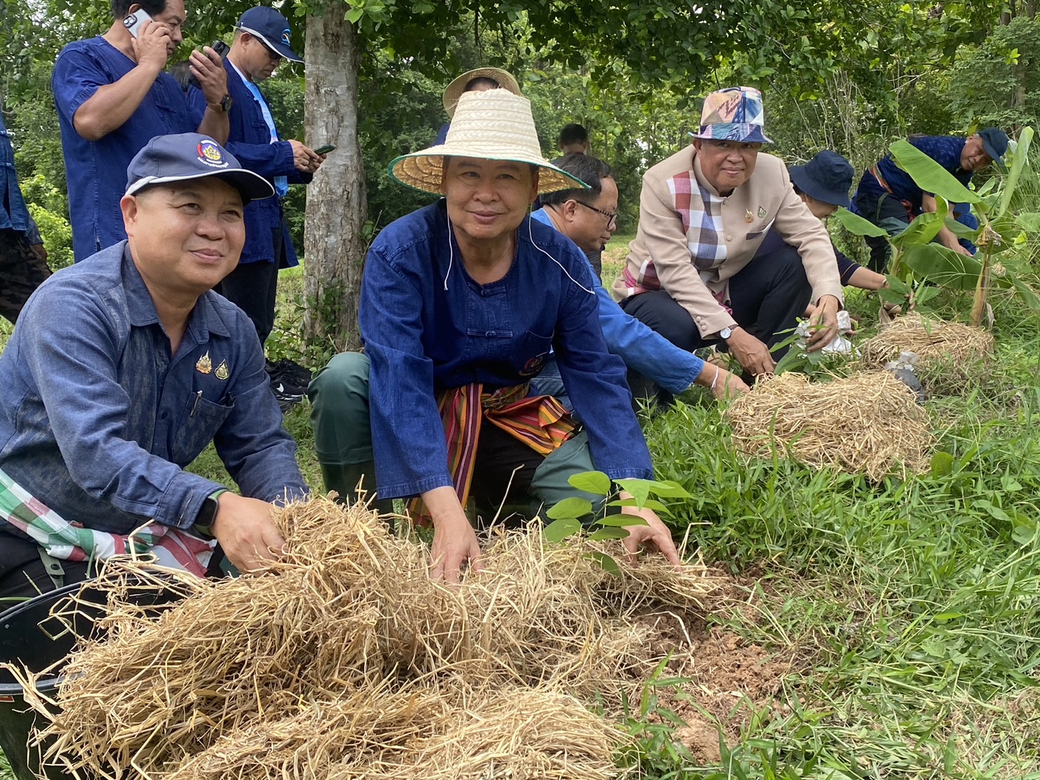 พช.หนองคาย ร่วม “เอามือสามัคคี โคก หนอง นา” เพื่อขับเคลื่อนการพัฒนาพื้นที่ตามหลักปรัชญาของเศรษฐกิจพอเพียงและฟื้นฟูระบบนิเวศอย่างยั่งยืน