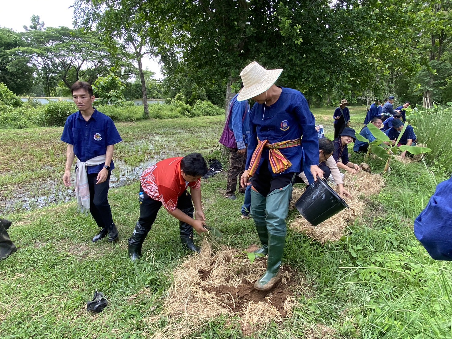 พช.หนองคาย ร่วม “เอามือสามัคคี โคก หนอง นา” เพื่อขับเคลื่อนการพัฒนาพื้นที่ตามหลักปรัชญาของเศรษฐกิจพอเพียงและฟื้นฟูระบบนิเวศอย่างยั่งยืน
