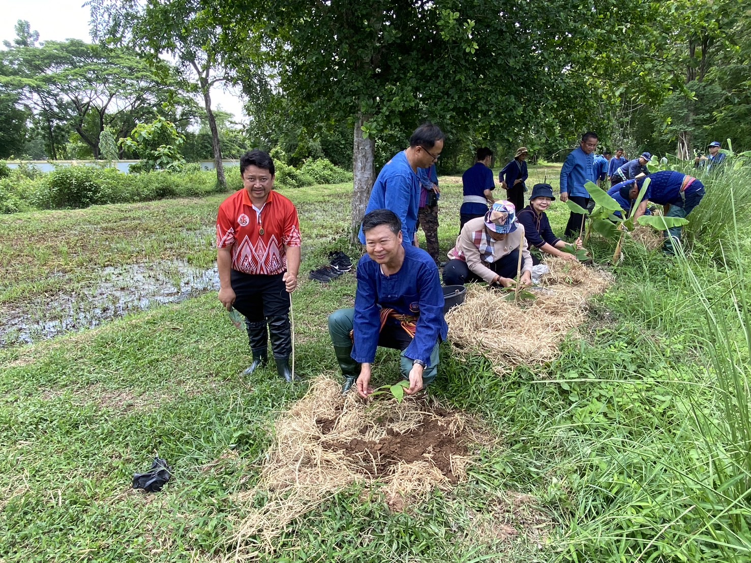 พช.หนองคาย ร่วม “เอามือสามัคคี โคก หนอง นา” เพื่อขับเคลื่อนการพัฒนาพื้นที่ตามหลักปรัชญาของเศรษฐกิจพอเพียงและฟื้นฟูระบบนิเวศอย่างยั่งยืน