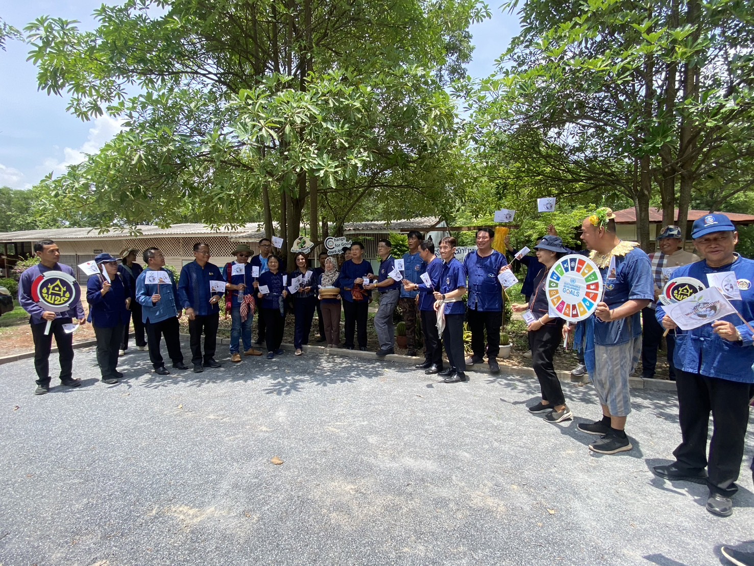 พช.หนองคาย ร่วม “เอามือสามัคคี โคก หนอง นา” เพื่อขับเคลื่อนการพัฒนาพื้นที่ตามหลักปรัชญาของเศรษฐกิจพอเพียงและฟื้นฟูระบบนิเวศอย่างยั่งยืน