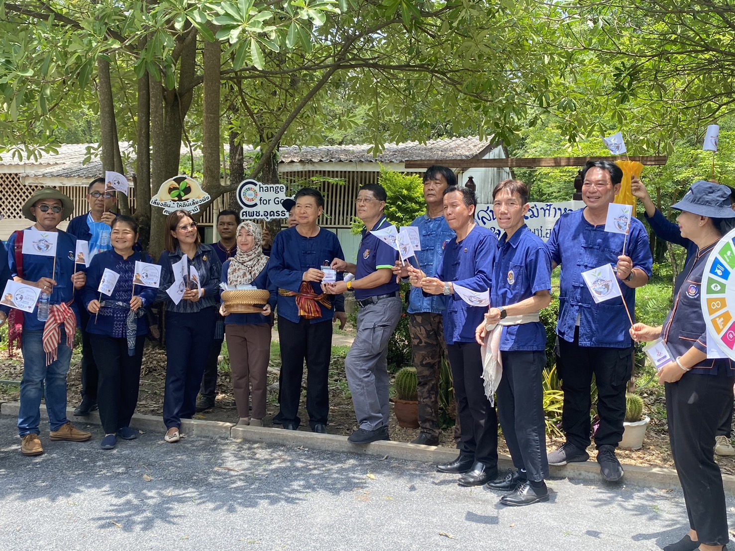 พช.หนองคาย ร่วม “เอามือสามัคคี โคก หนอง นา” เพื่อขับเคลื่อนการพัฒนาพื้นที่ตามหลักปรัชญาของเศรษฐกิจพอเพียงและฟื้นฟูระบบนิเวศอย่างยั่งยืน