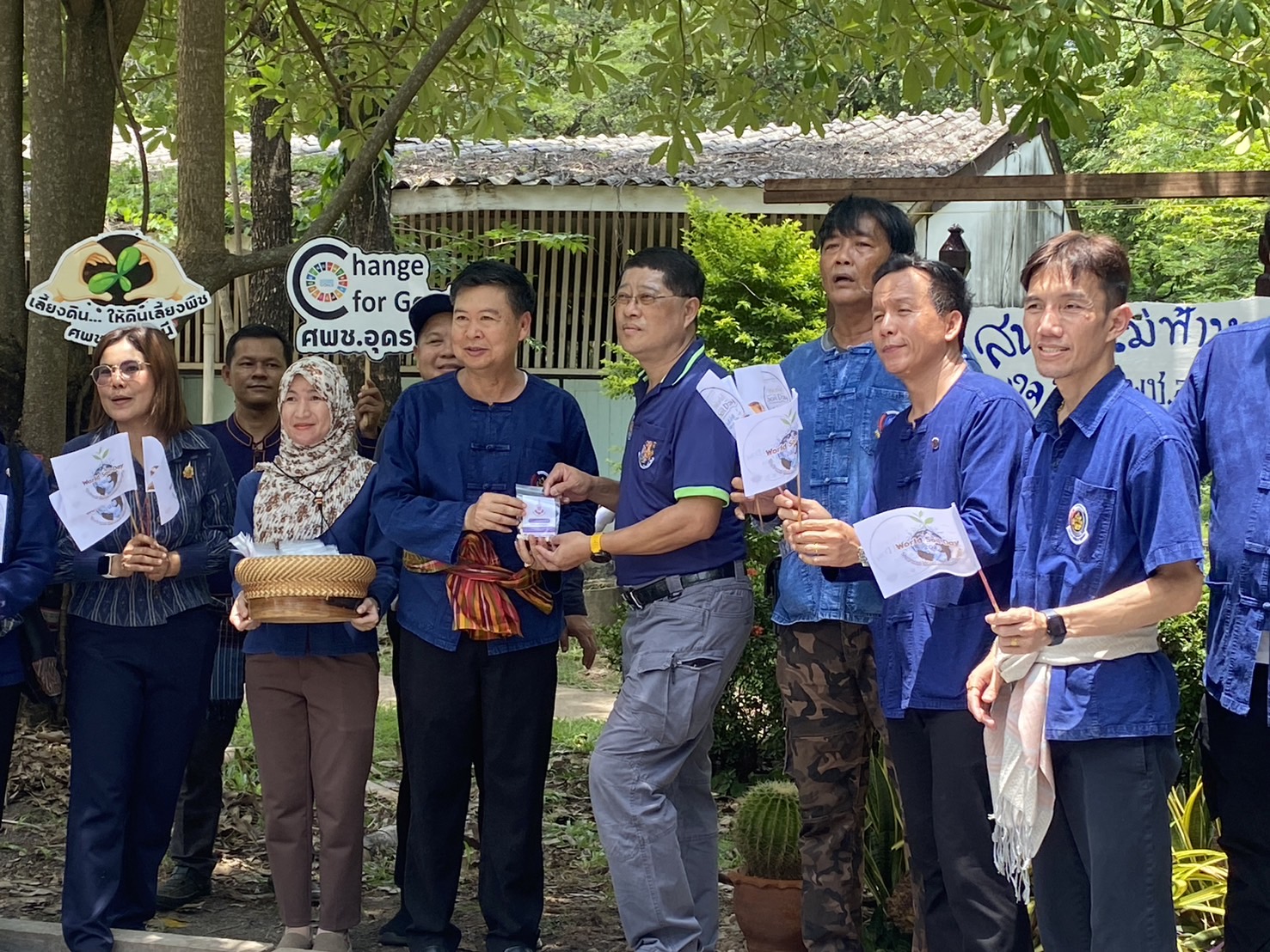 พช.หนองคาย ร่วม “เอามือสามัคคี โคก หนอง นา” เพื่อขับเคลื่อนการพัฒนาพื้นที่ตามหลักปรัชญาของเศรษฐกิจพอเพียงและฟื้นฟูระบบนิเวศอย่างยั่งยืน