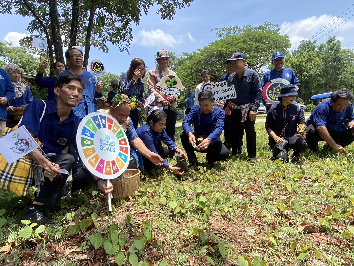 พช.หนองคาย ร่วม “เอามือสามัคคี โคก หนอง นา” เพื่อขับเคลื่อนการพัฒนาพื้นที่ตามหลักปรัชญาของเศรษฐกิจพอเพียงและฟื้นฟูระบบนิเวศอย่างยั่งยืน