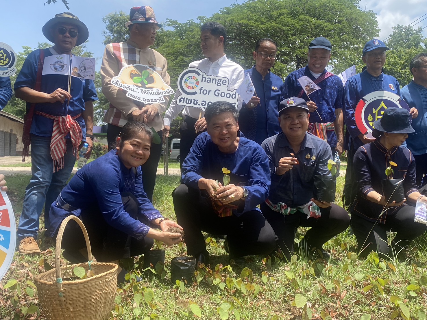 พช.หนองคาย ร่วม “เอามือสามัคคี โคก หนอง นา” เพื่อขับเคลื่อนการพัฒนาพื้นที่ตามหลักปรัชญาของเศรษฐกิจพอเพียงและฟื้นฟูระบบนิเวศอย่างยั่งยืน