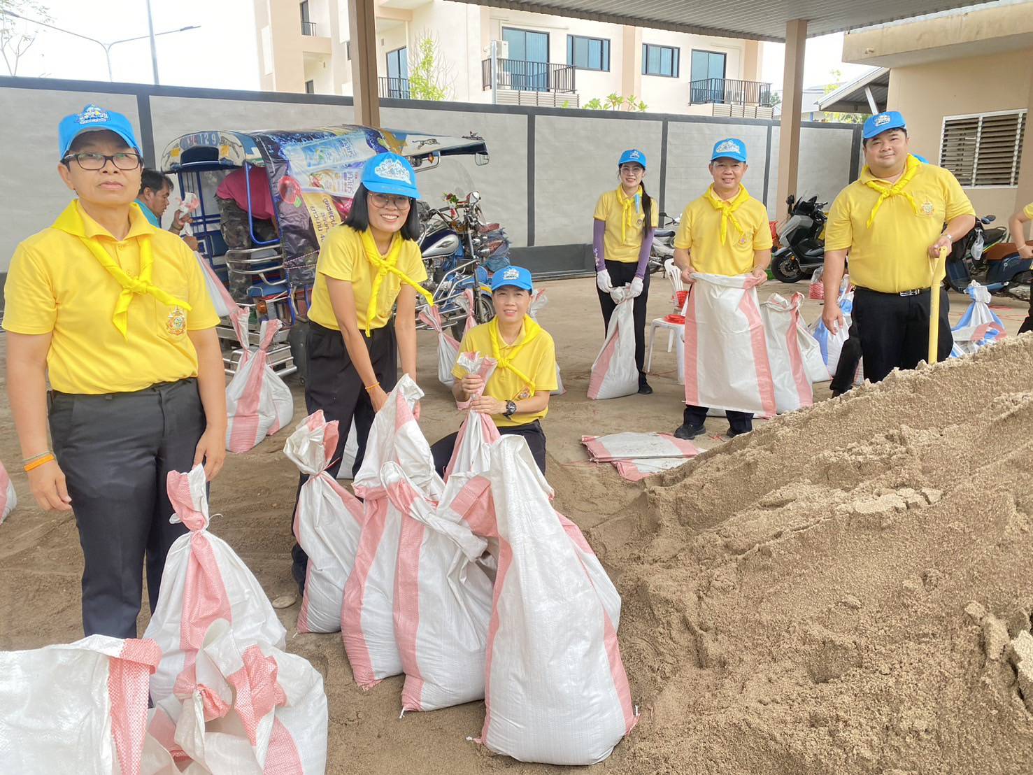 พช.หนองคาย เข้าร่วมกิจกรรมจิตอาสาร่วมกันกรอกกระสอบทรายช่วยเหลือพี่น้องประชาชนเพื่อป้องกันความเสียหายจากน้ำท่วมในพื้นที่จังหวัดหนองคาย