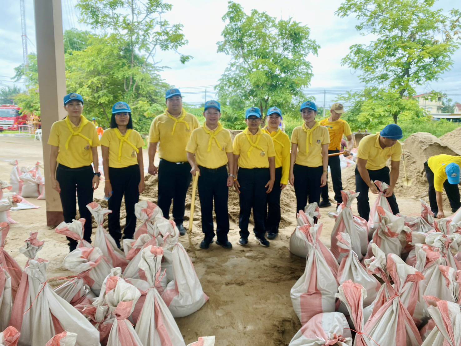 พช.หนองคาย เข้าร่วมกิจกรรมจิตอาสาร่วมกันกรอกกระสอบทรายช่วยเหลือพี่น้องประชาชนเพื่อป้องกันความเสียหายจากน้ำท่วมในพื้นที่จังหวัดหนองคาย