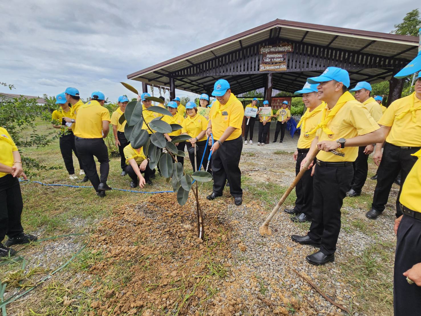 พช.หนองคาย ผนึกกำลังภาคีเครือข่าย จัดกิจกรรม “จิตอาสาพัฒนาชุมชน เอามื้อสามัคคี ทำความดีถวายในหลวง” เฉลิมพระเกียรติในหลวง ร.10