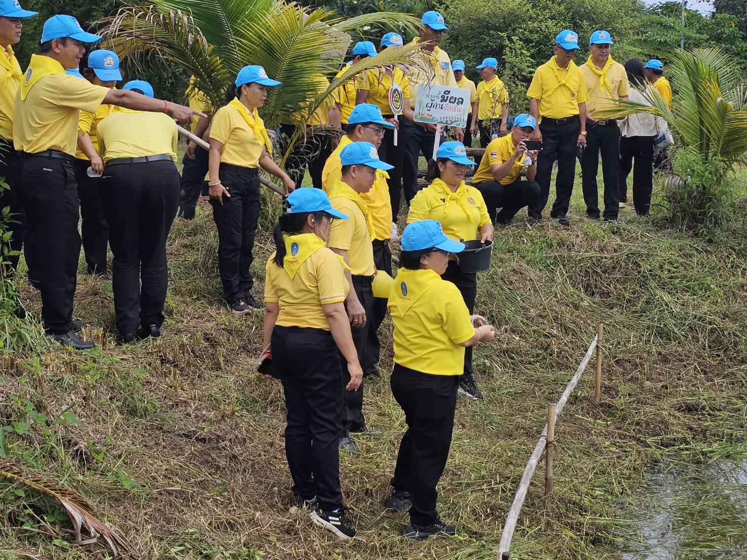 พช.หนองคาย ผนึกกำลังภาคีเครือข่าย จัดกิจกรรม “จิตอาสาพัฒนาชุมชน เอามื้อสามัคคี ทำความดีถวายในหลวง” เฉลิมพระเกียรติในหลวง ร.10