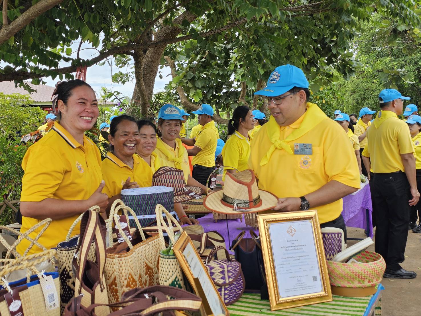 พช.หนองคาย ผนึกกำลังภาคีเครือข่าย จัดกิจกรรม “จิตอาสาพัฒนาชุมชน เอามื้อสามัคคี ทำความดีถวายในหลวง” เฉลิมพระเกียรติในหลวง ร.10