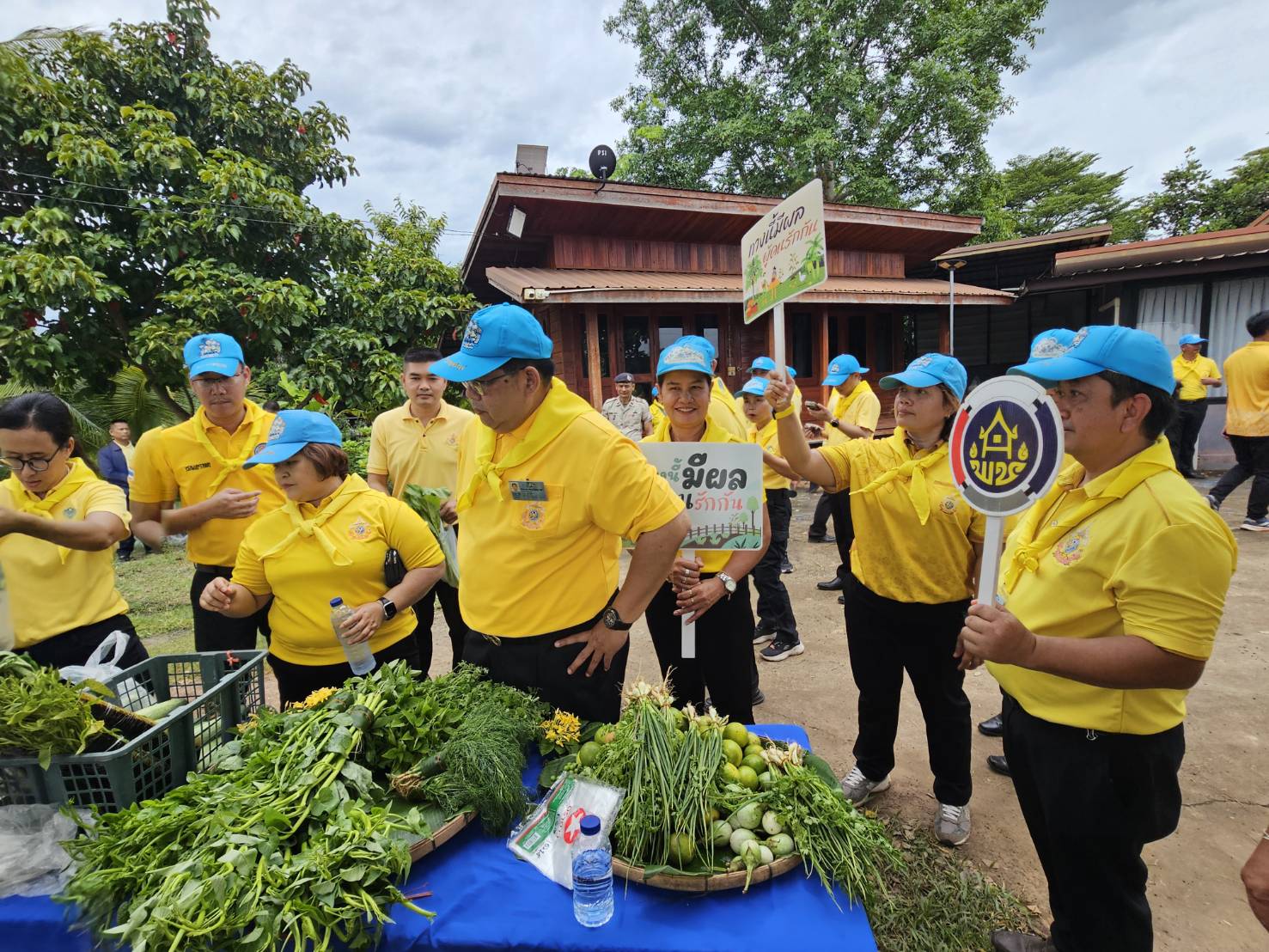 พช.หนองคาย ผนึกกำลังภาคีเครือข่าย จัดกิจกรรม “จิตอาสาพัฒนาชุมชน เอามื้อสามัคคี ทำความดีถวายในหลวง” เฉลิมพระเกียรติในหลวง ร.10