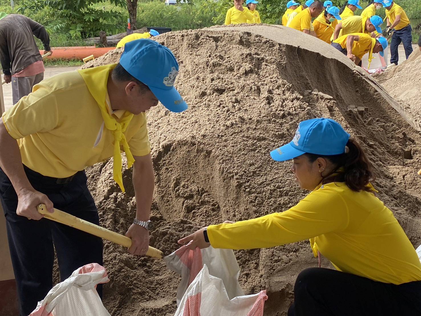 พช.หนองคาย เข้าร่วมกิจกรรมจิตอาสาร่วมกันกรอกกระสอบทรายช่วยเหลือพี่น้องประชาชนเพื่อป้องกันความเสียหายจากน้ำท่วมในพื้นที่จังหวัดหนองคาย